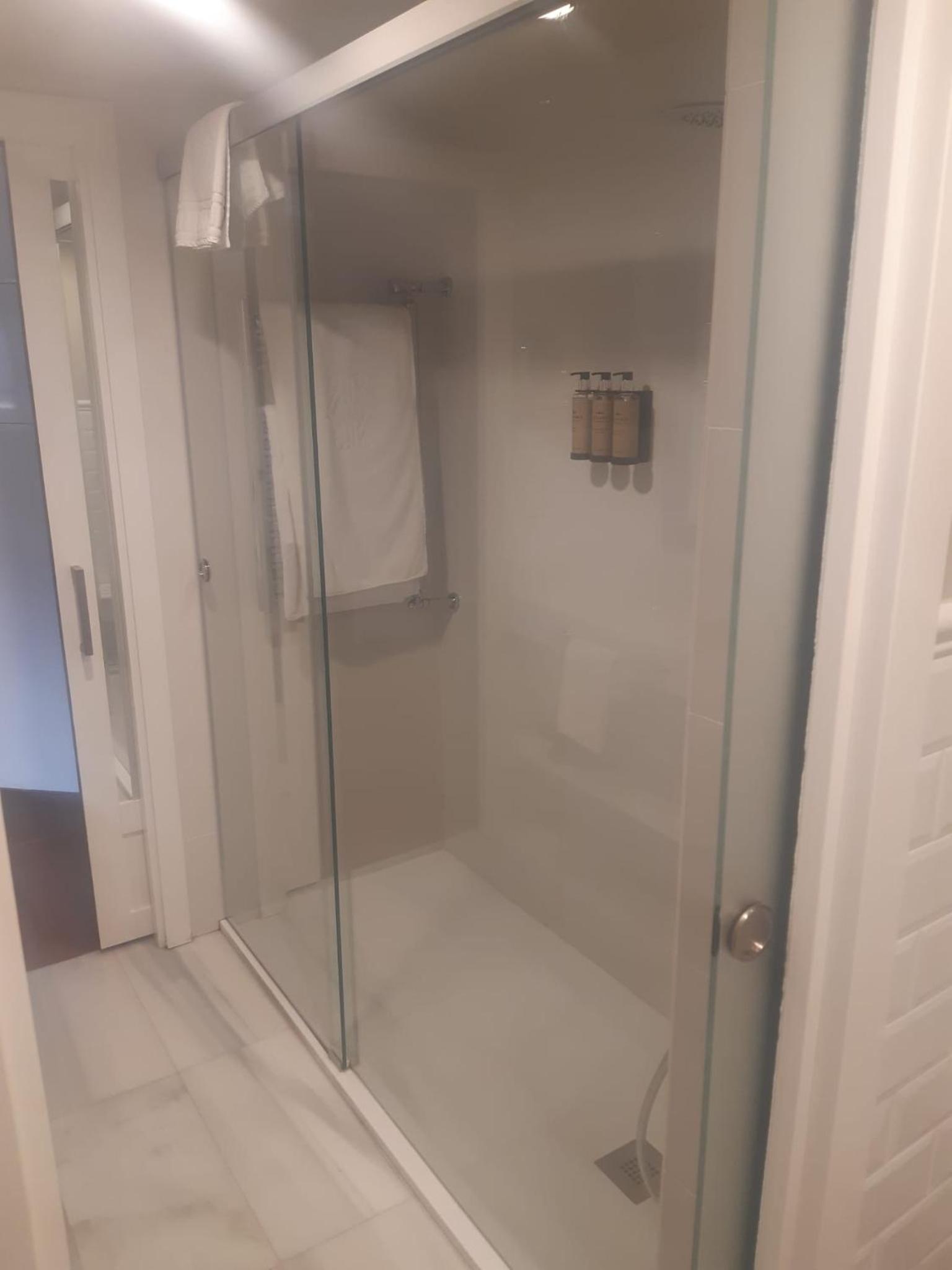 Standard Twin Room - Photo 4