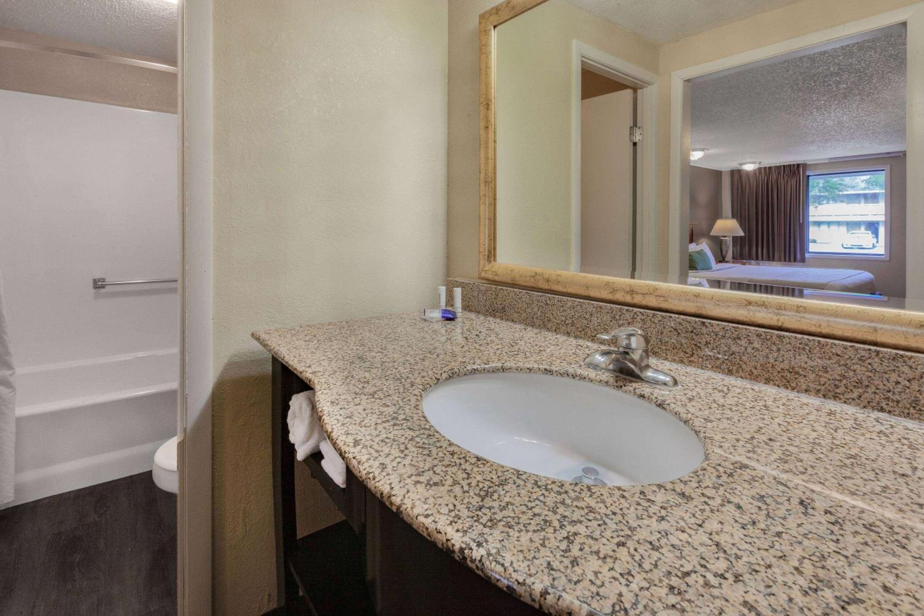 Deluxe King Room With Jetted Tub - Non-Smoking photo 2