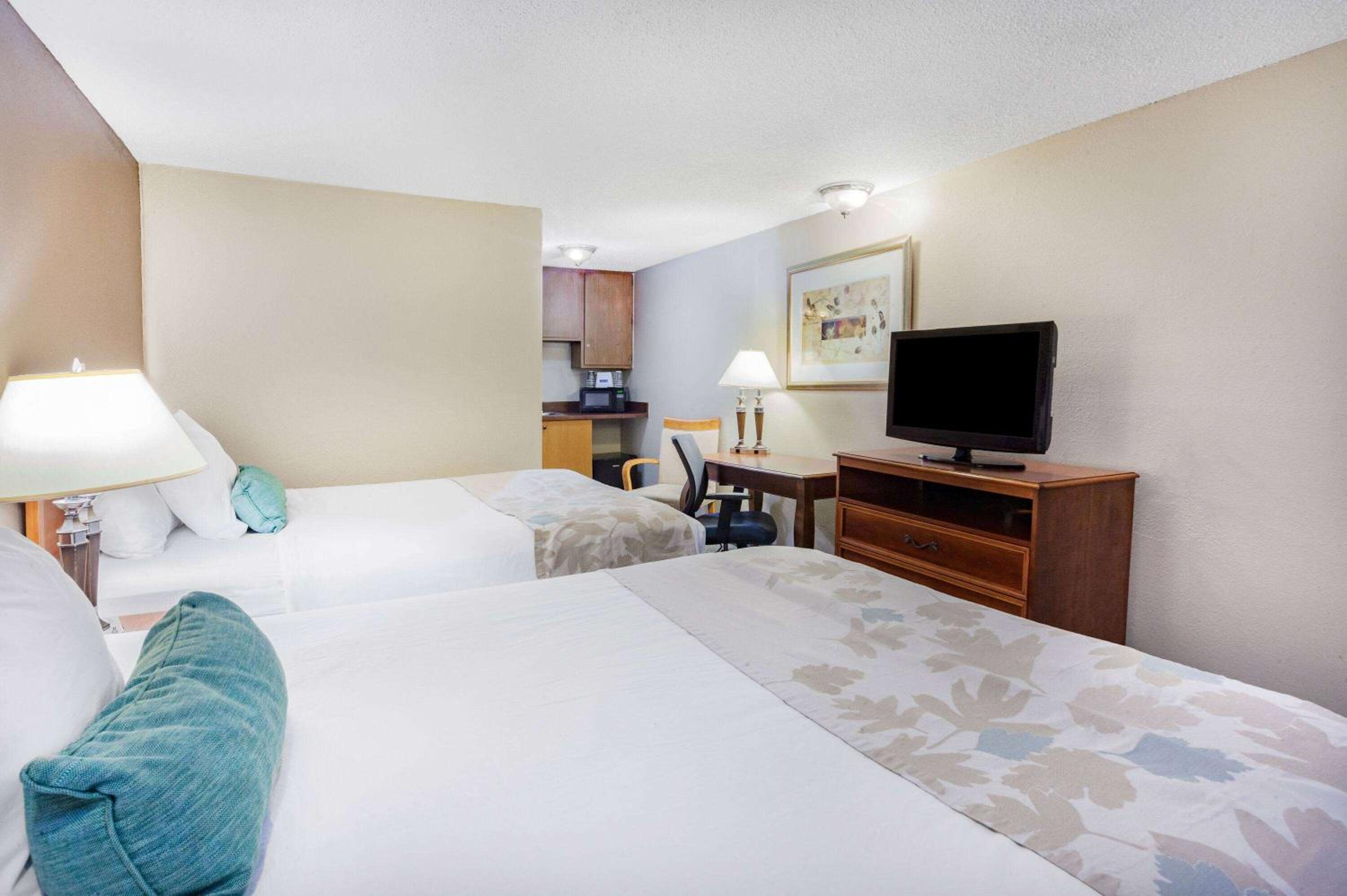 Efficiency Room With Two Queen Beds - Non-Smoking photo 2