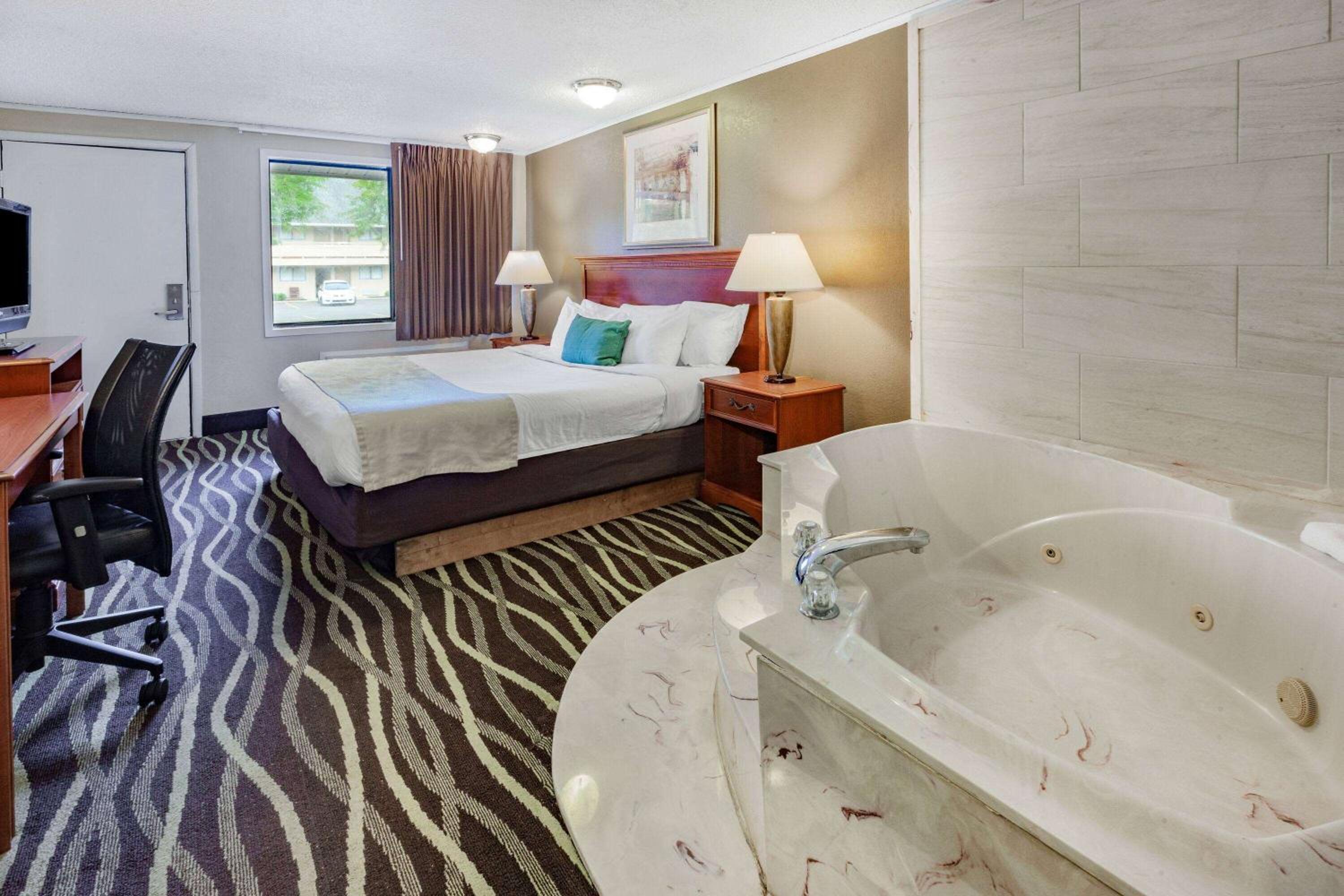 Deluxe King Room With Jetted Tub - Non-Smoking photo 1