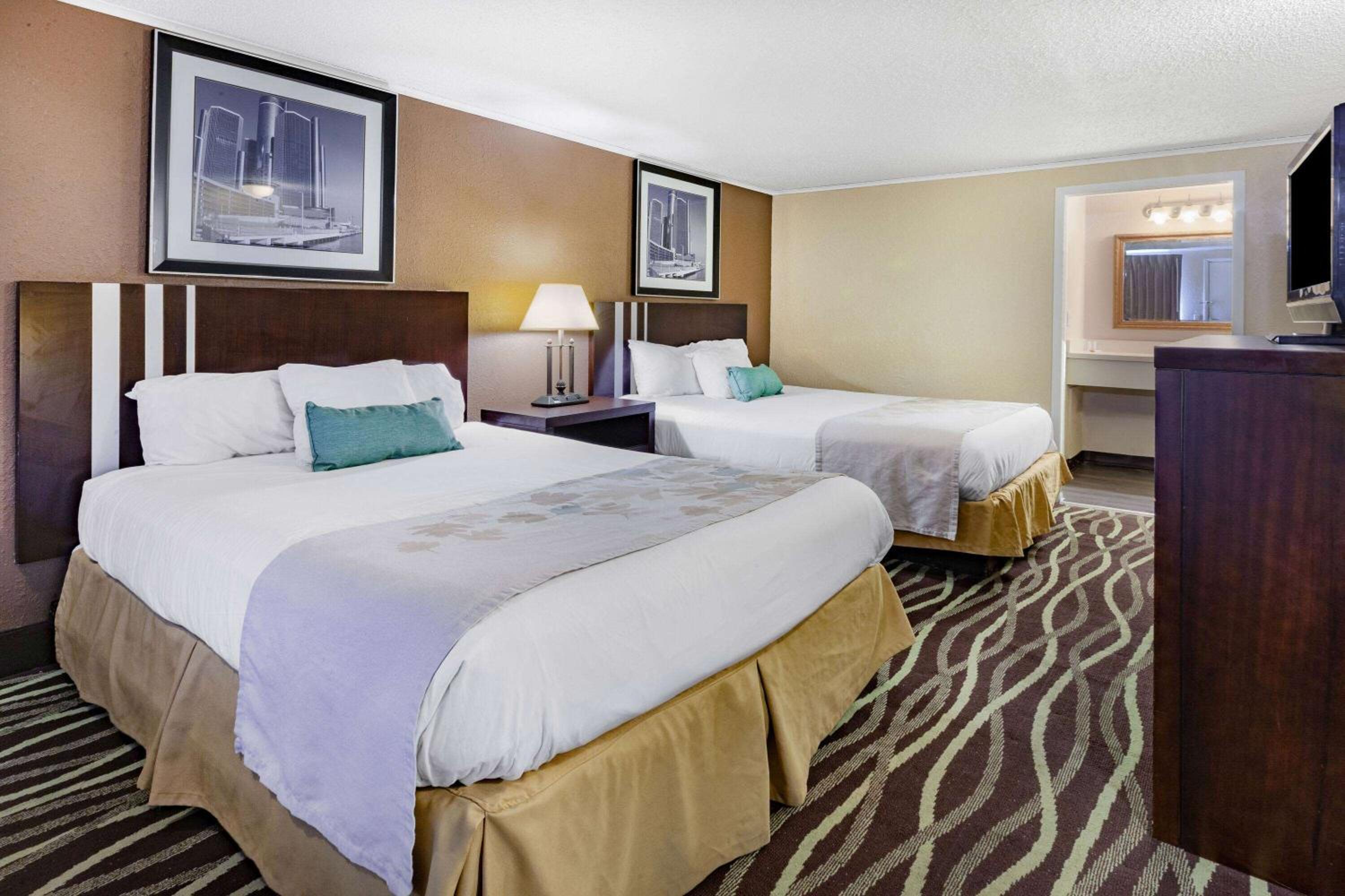 Queen Room With Two Queen Beds - Non-Smoking photo 1