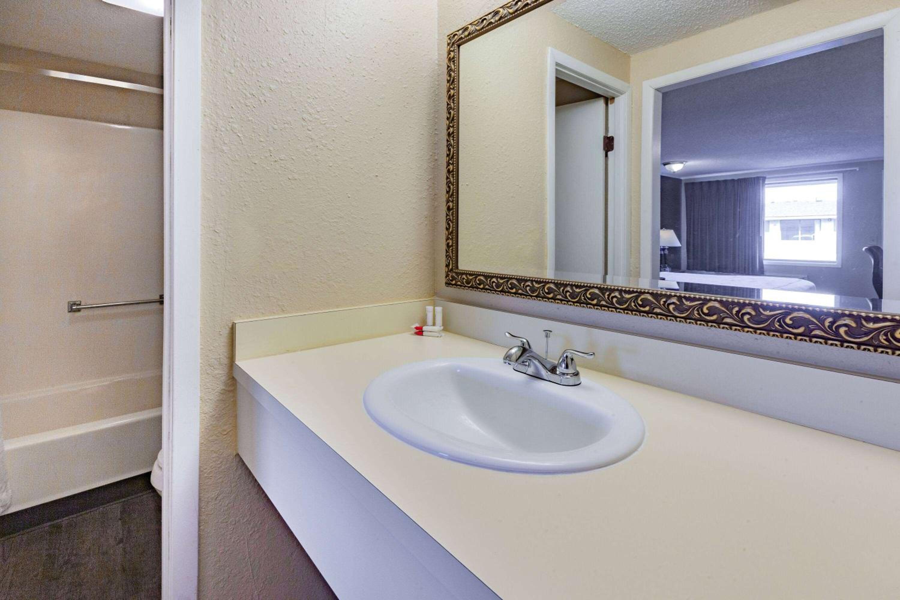 Deluxe King Room With Jetted Tub - Non-Smoking photo 3