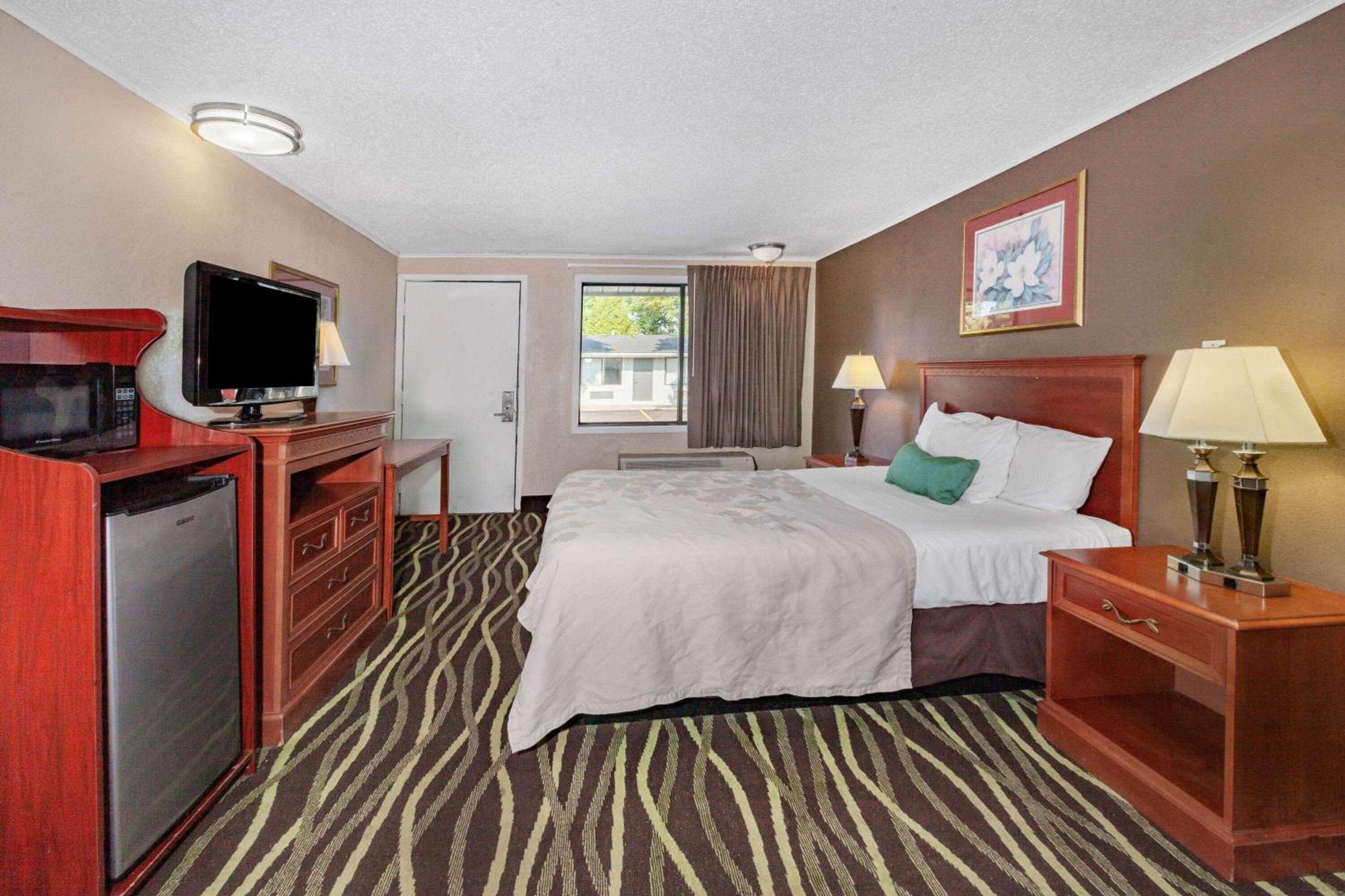 1 King Bed, Mobility/Hearing Accessible Room, Bathtub W/ Grab Bars, Non-Smoking photo 3