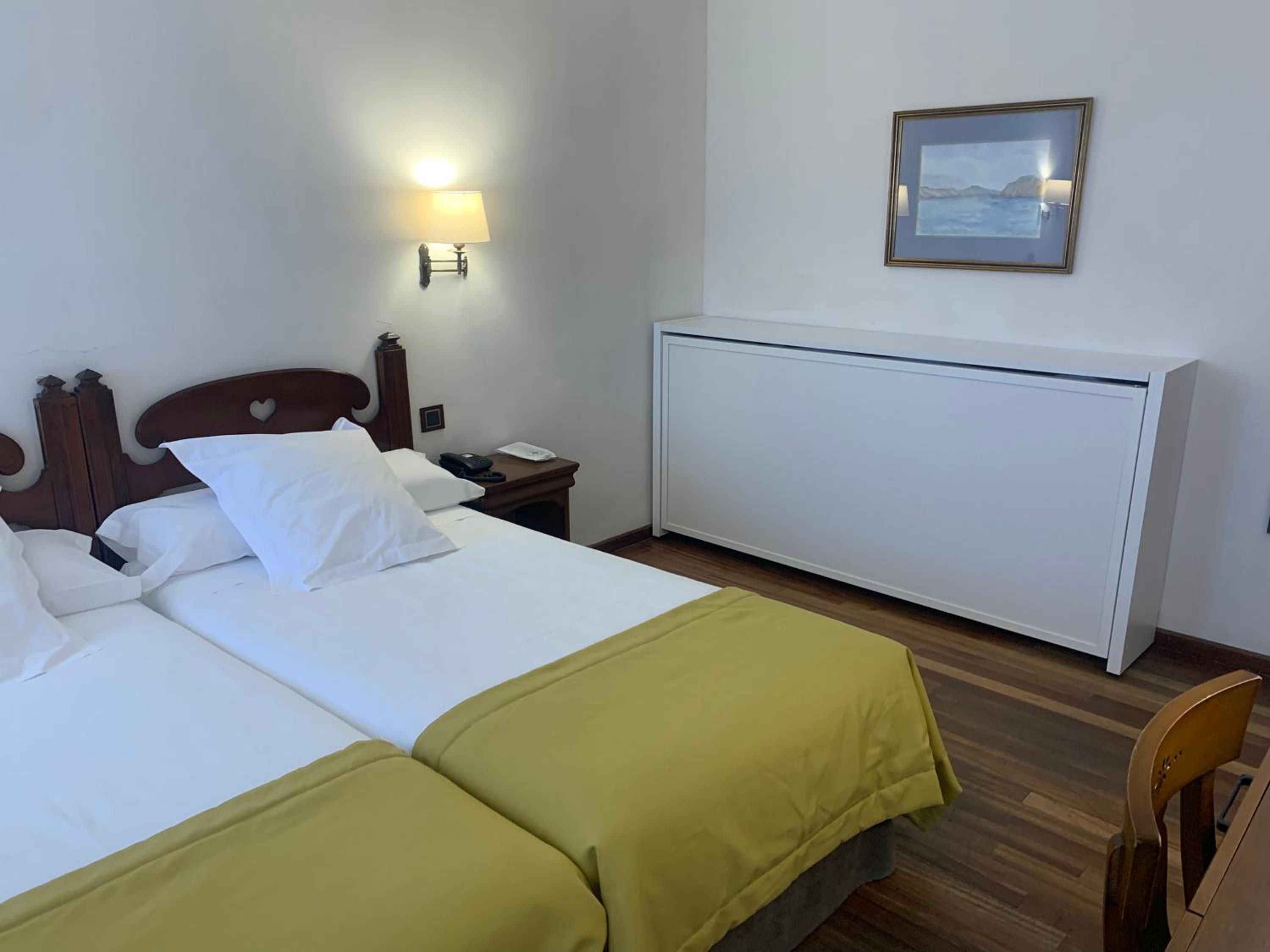 Standard Double Room (2 Adults + 1 Child) - Photo 2