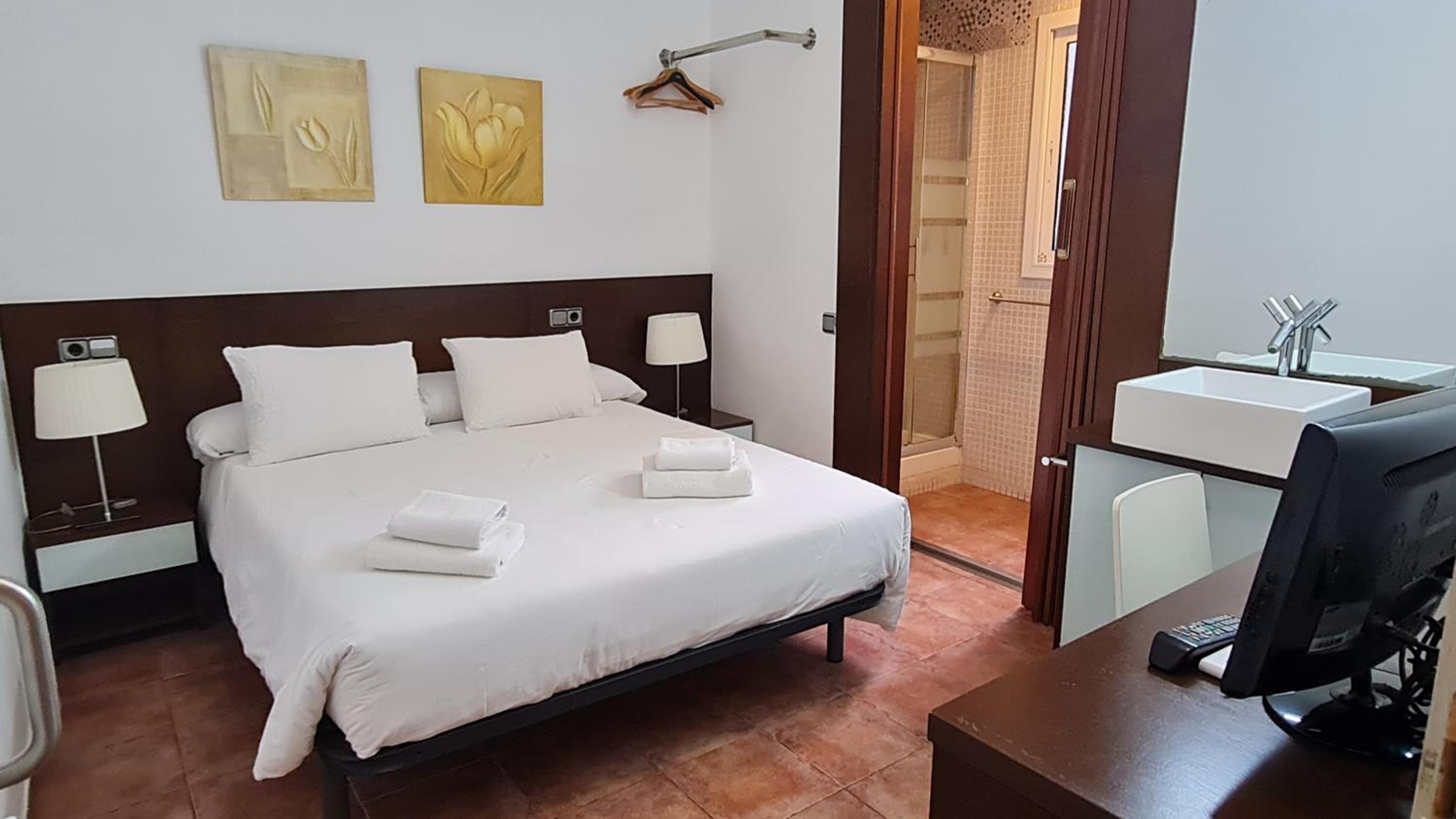 Habitación doble interior con baño privado