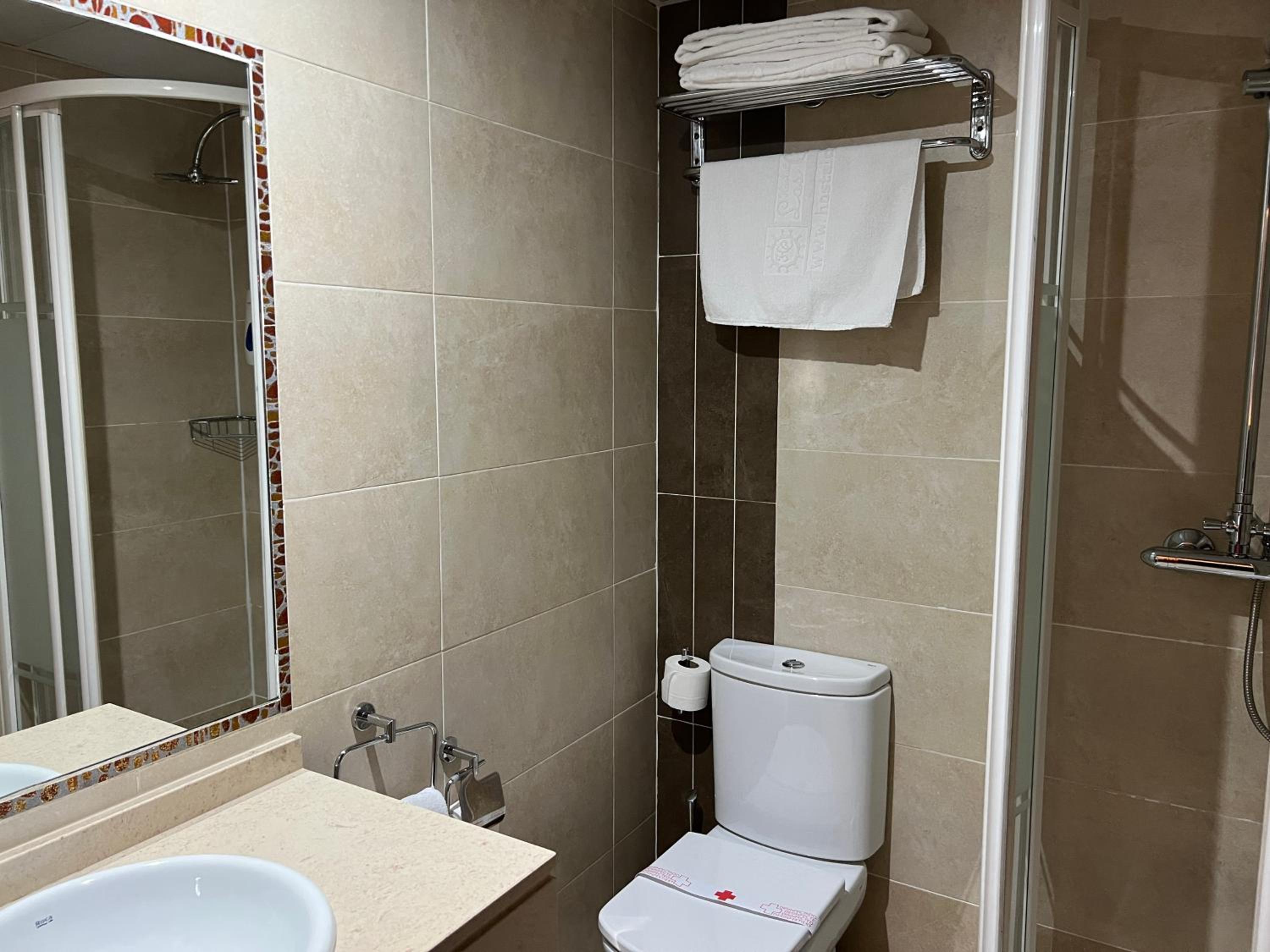 Twin Room - Photo 9