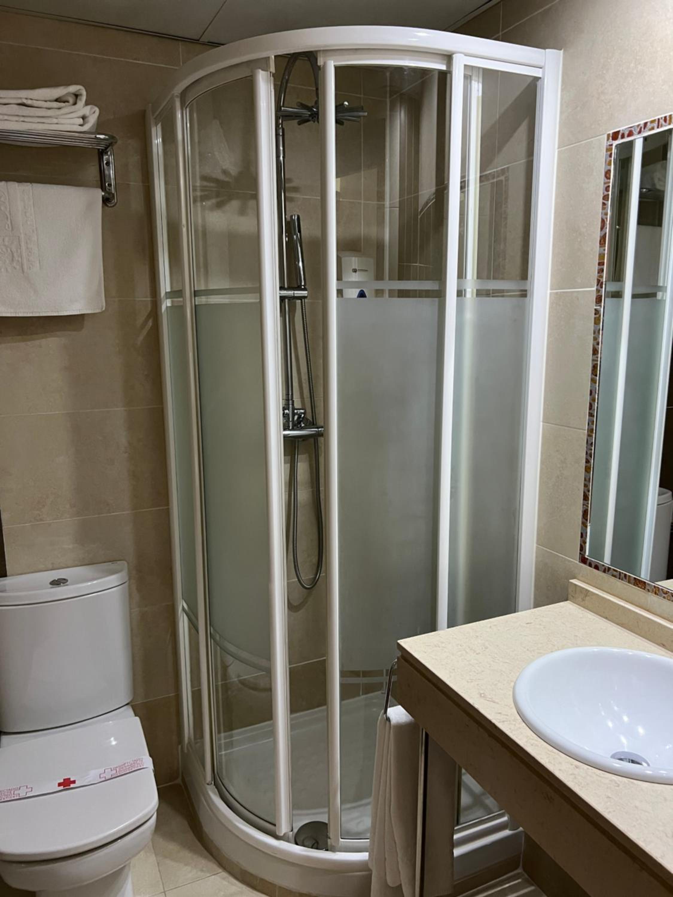 Twin Room - Photo 12