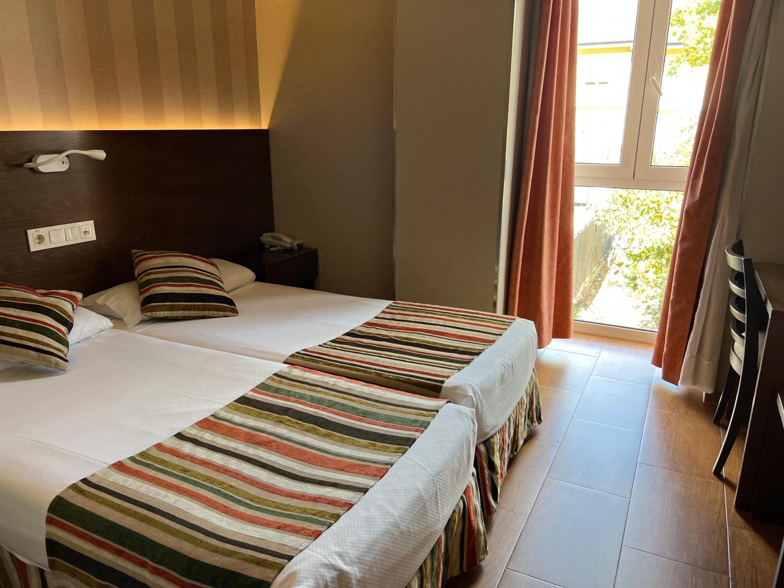Twin Room - Photo 1