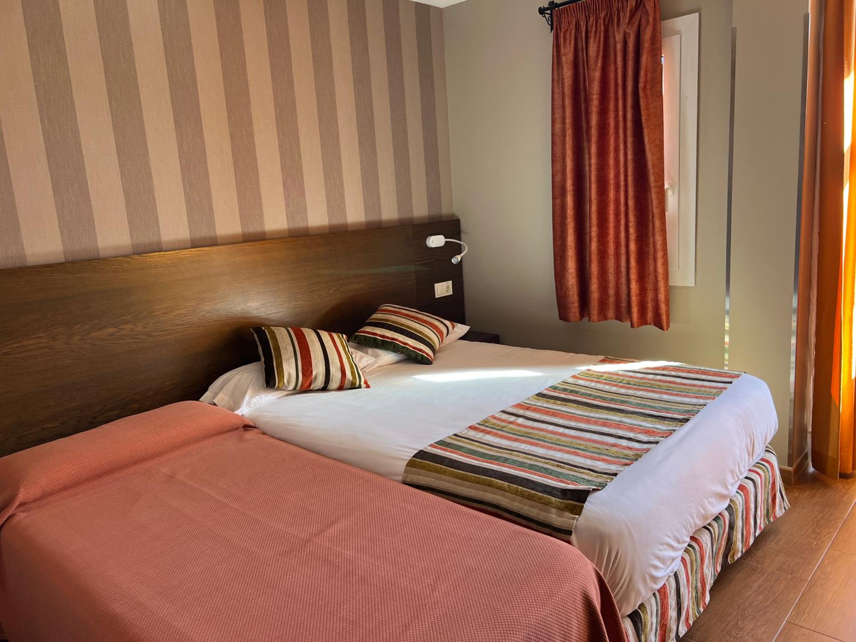 Twin Room - Photo 8