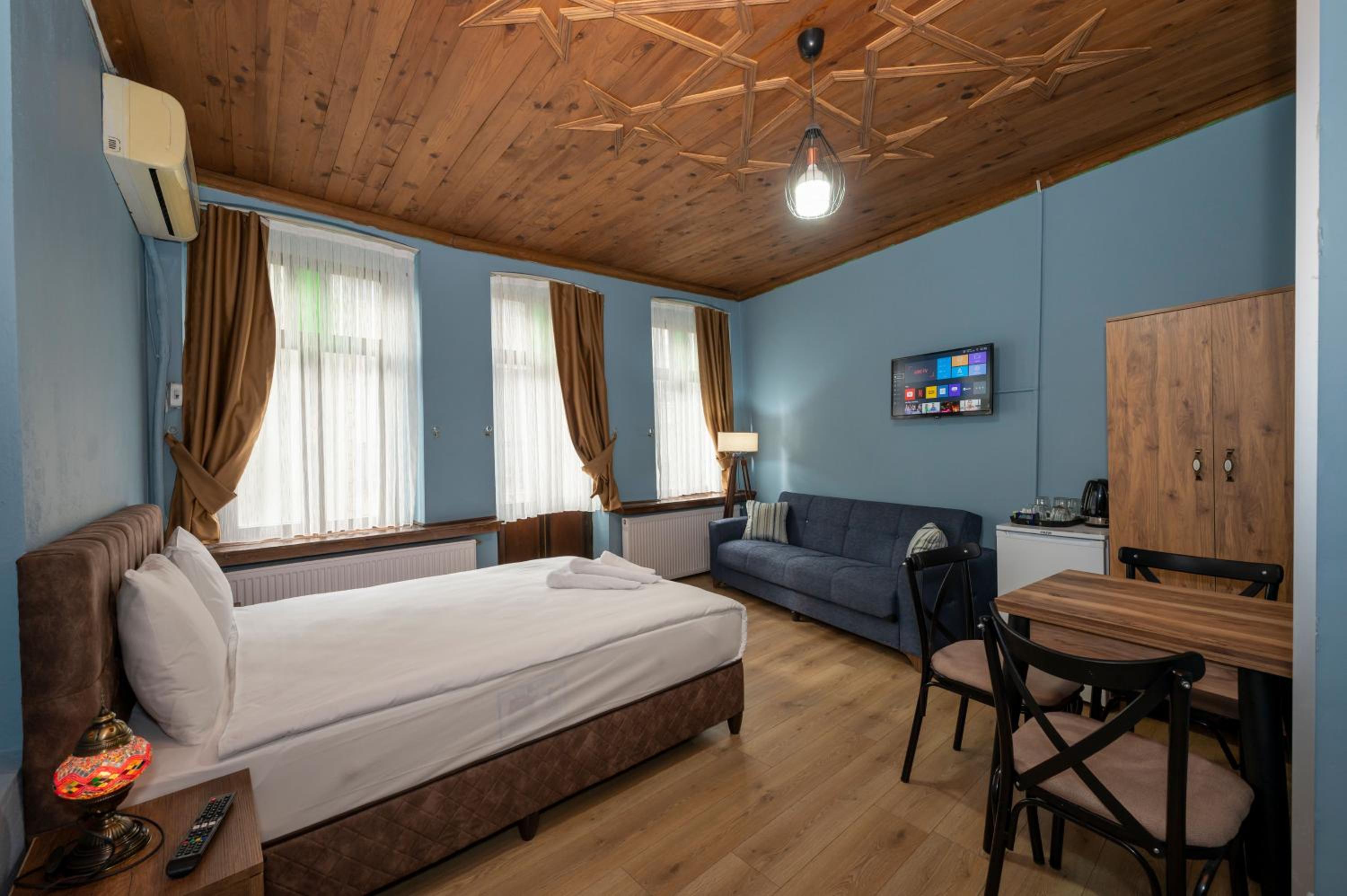 Deluxe Double Room with Balcony photo 2