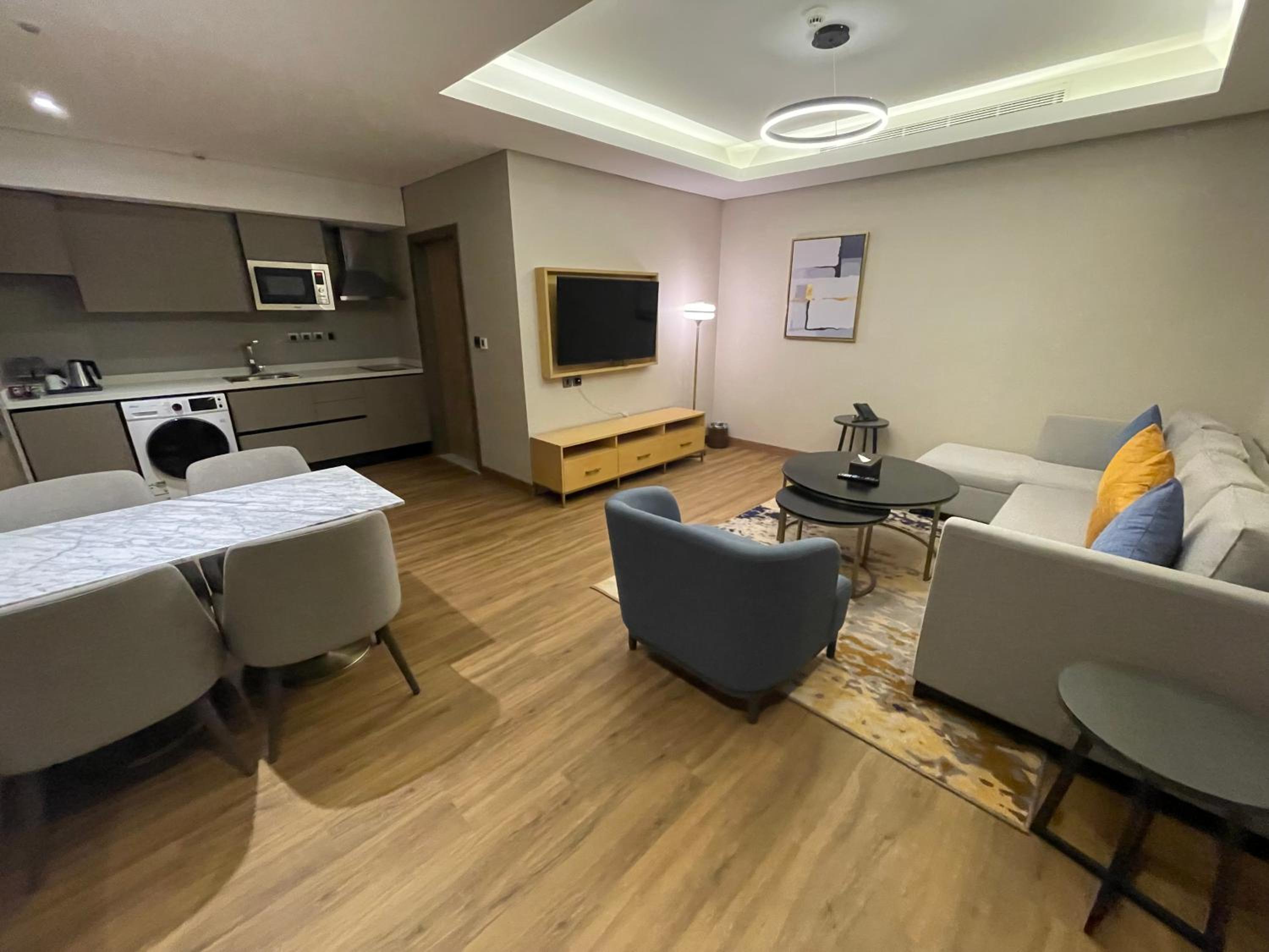 Suite - Photo 1