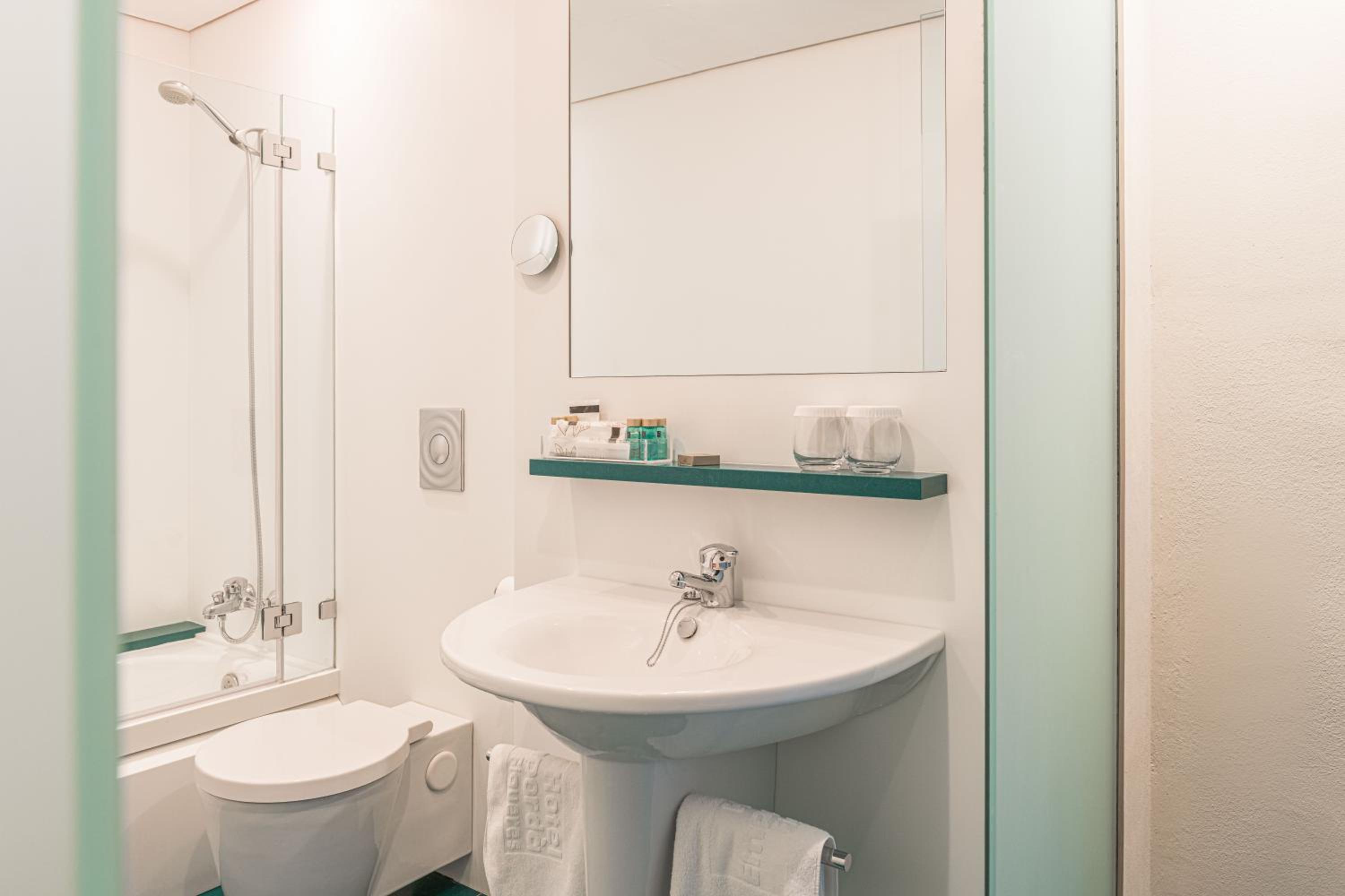 Suite - Photo 16