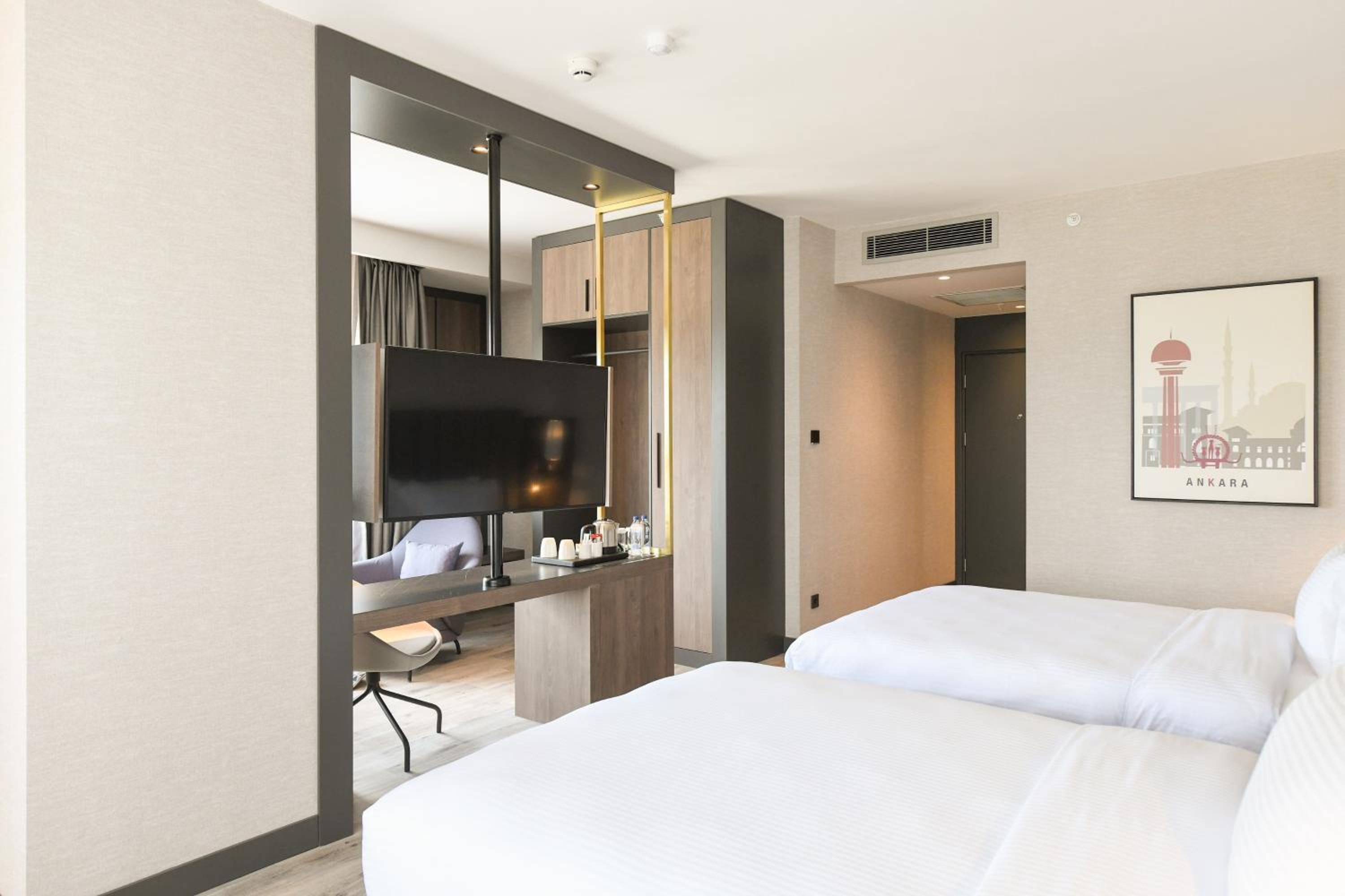 Standard Room with Two Queen Beds - Photo 3