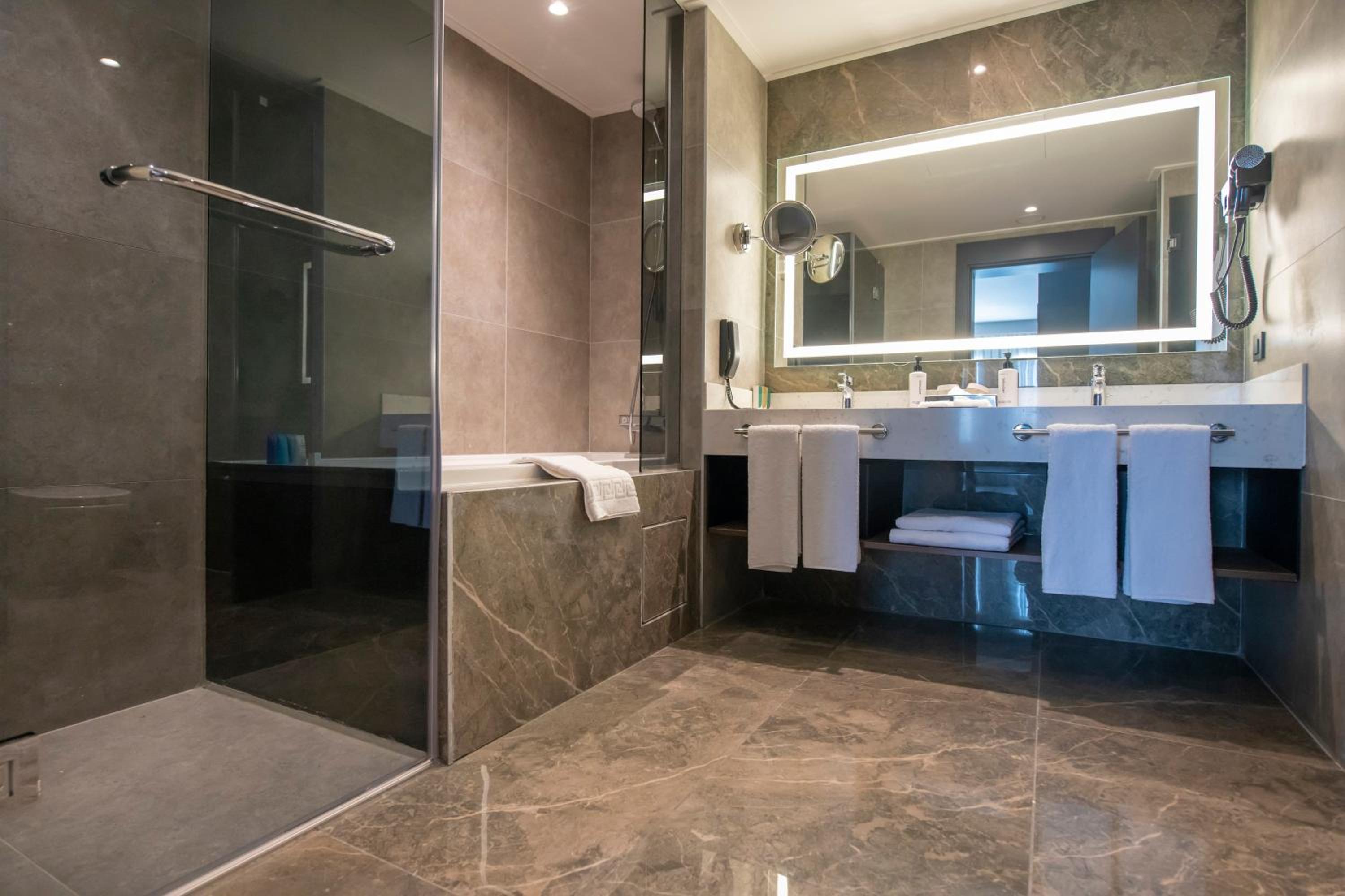 Premium King Suite - High Floor - Photo 5