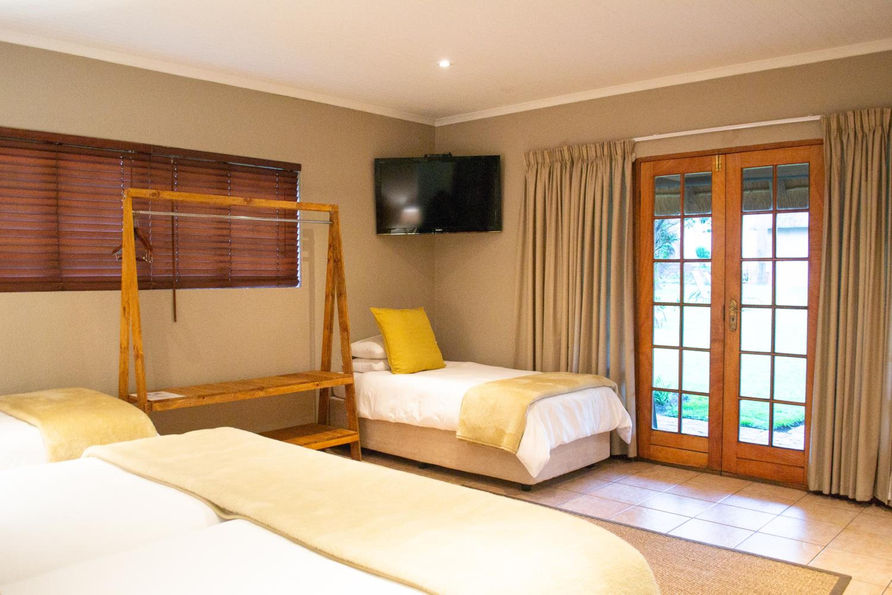 Quadruple Room with Pool View photo 2