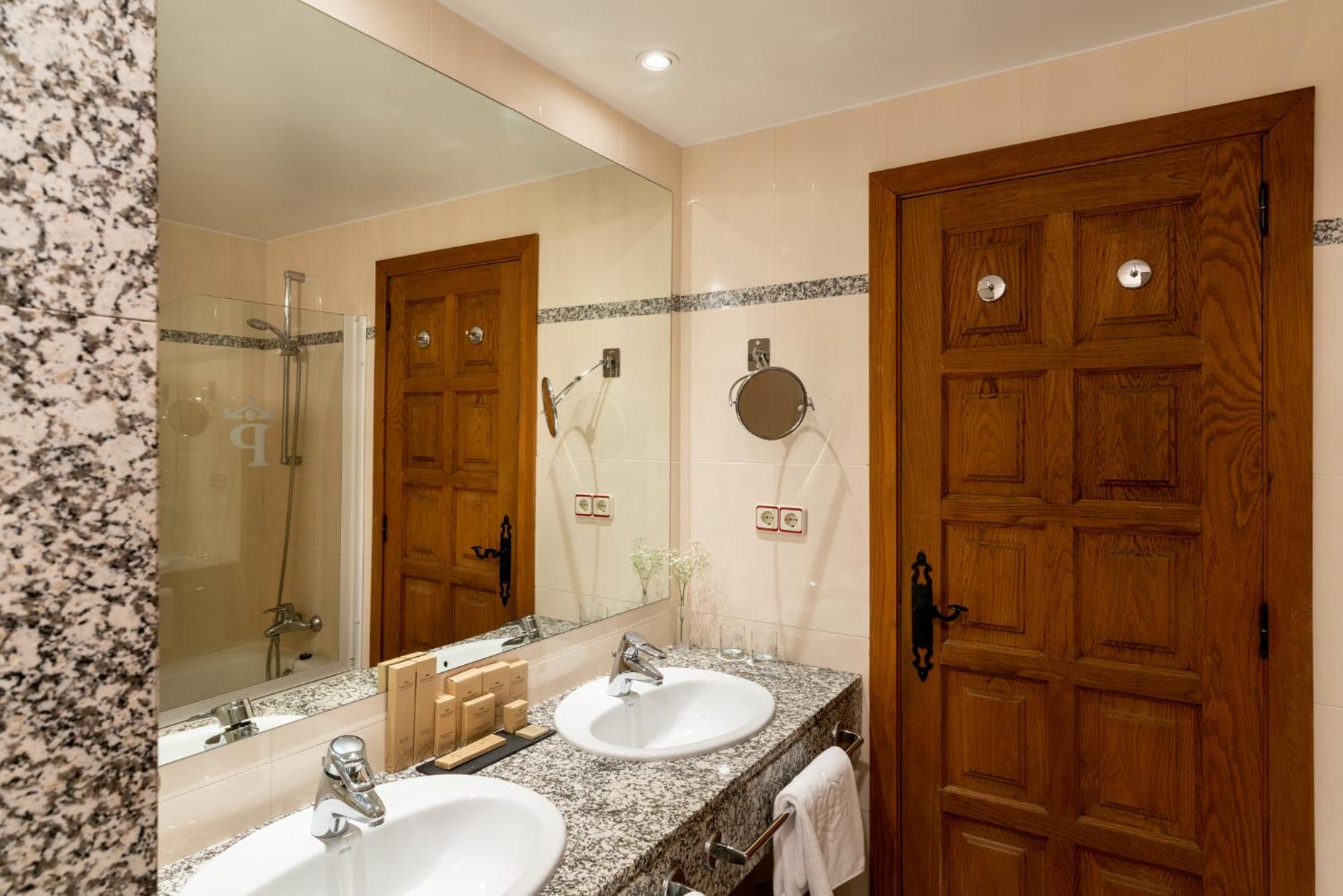 Standard Double Room - Photo 9