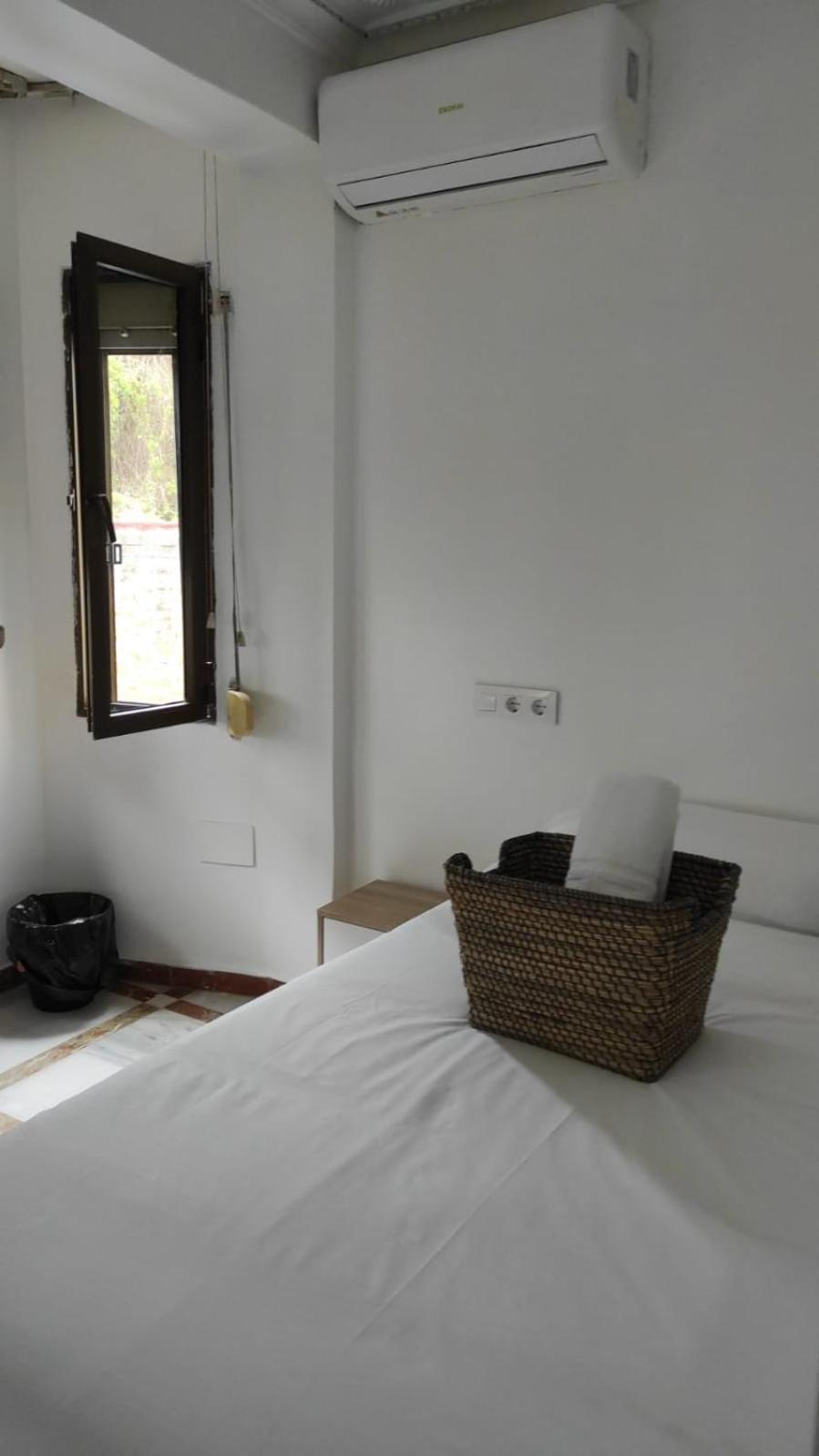 Single Room with Shared Bathroom photo 2