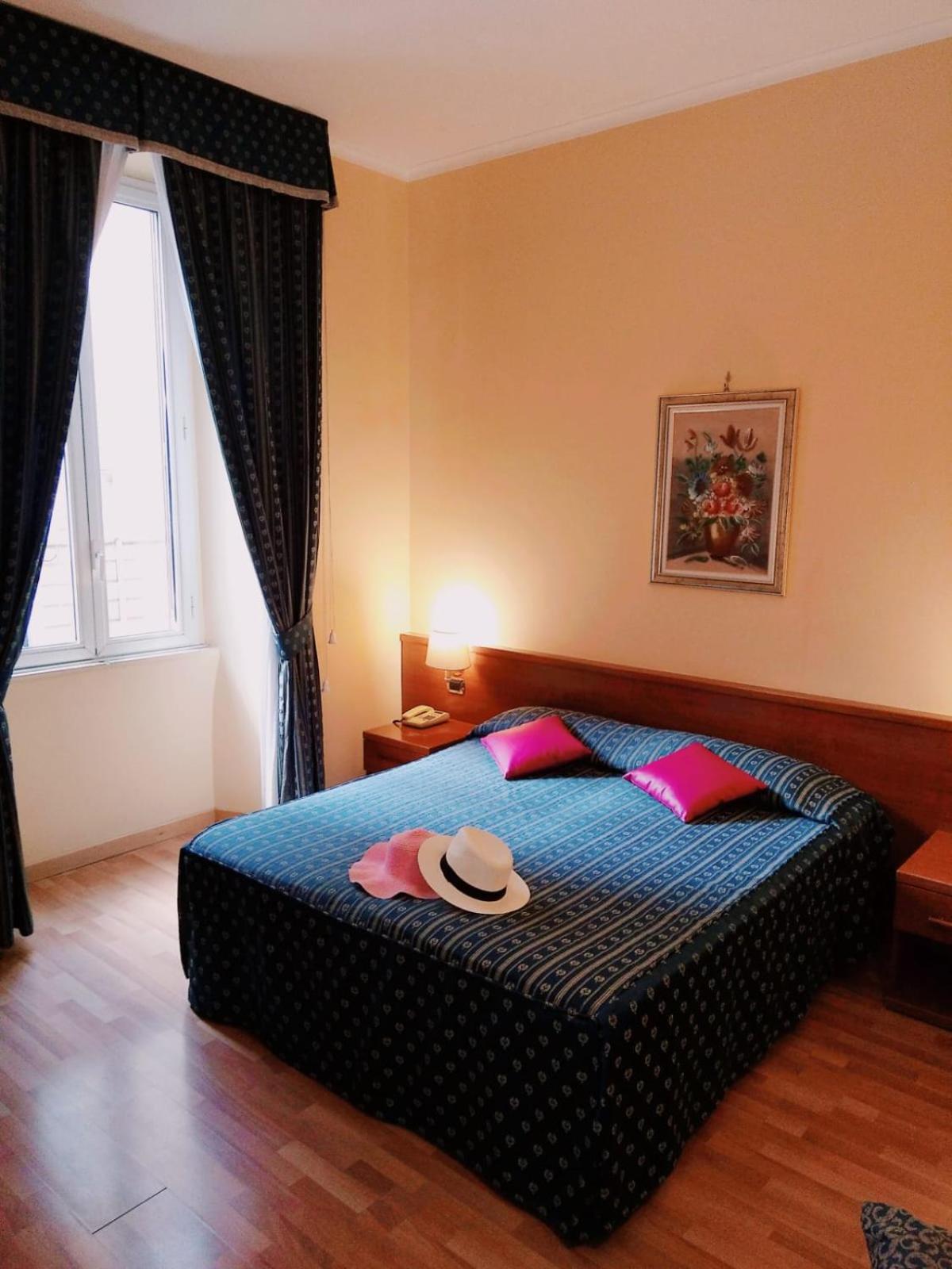 Large Double or Twin Room photo 2