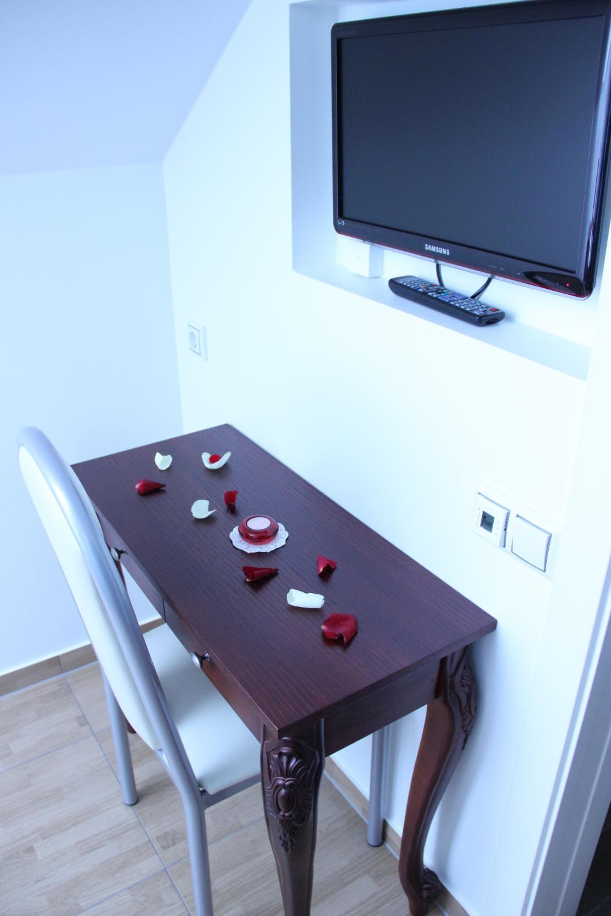 Double Room with Private Bathroom - Photo 6