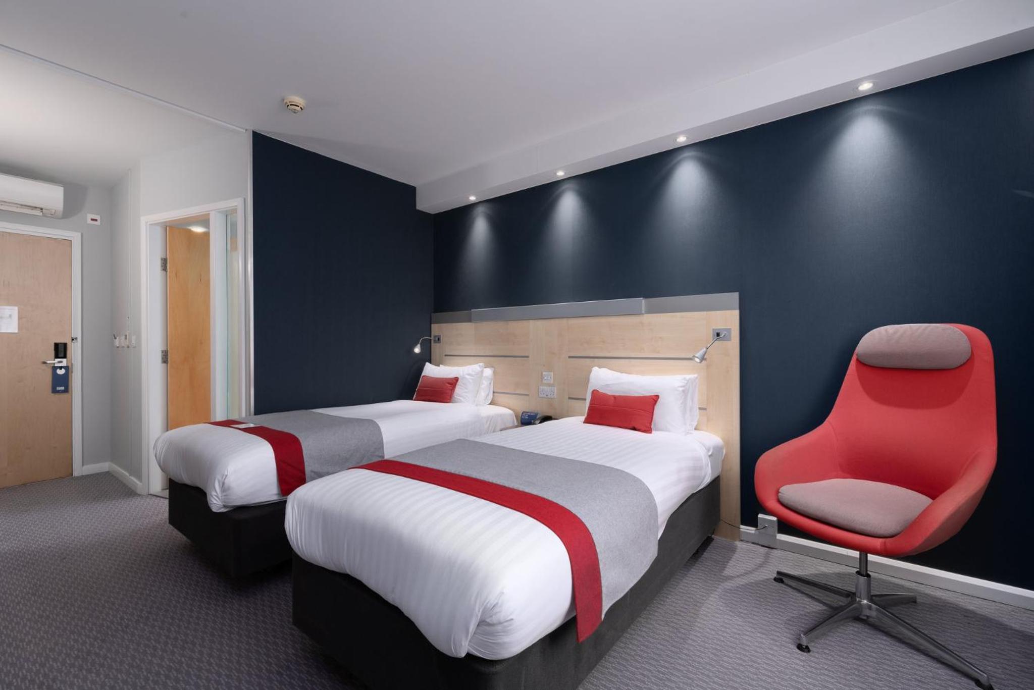 Standard Twin Room with Free Hot Breakfast - Photo 1