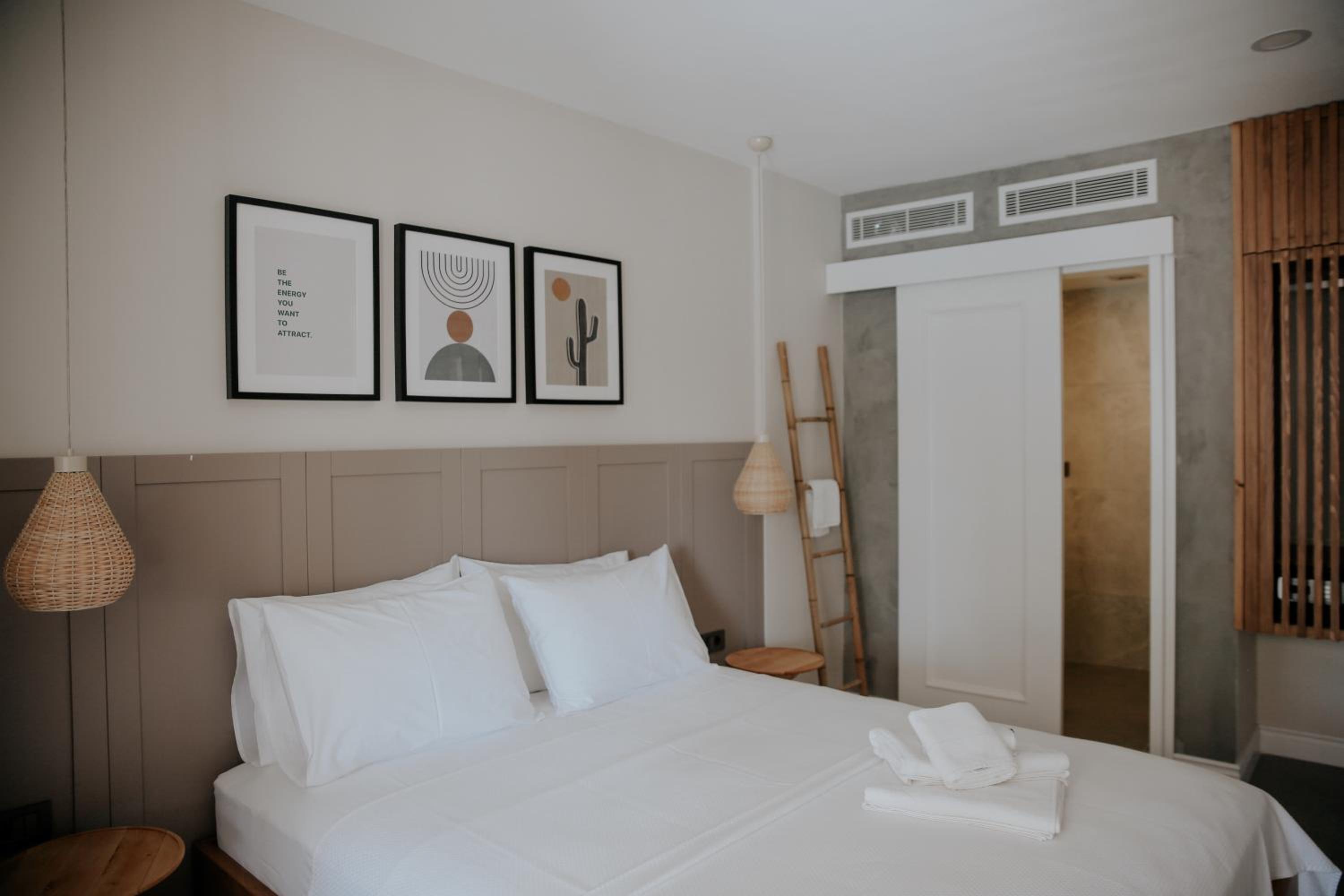 Deluxe Double Room with Balcony photo 3