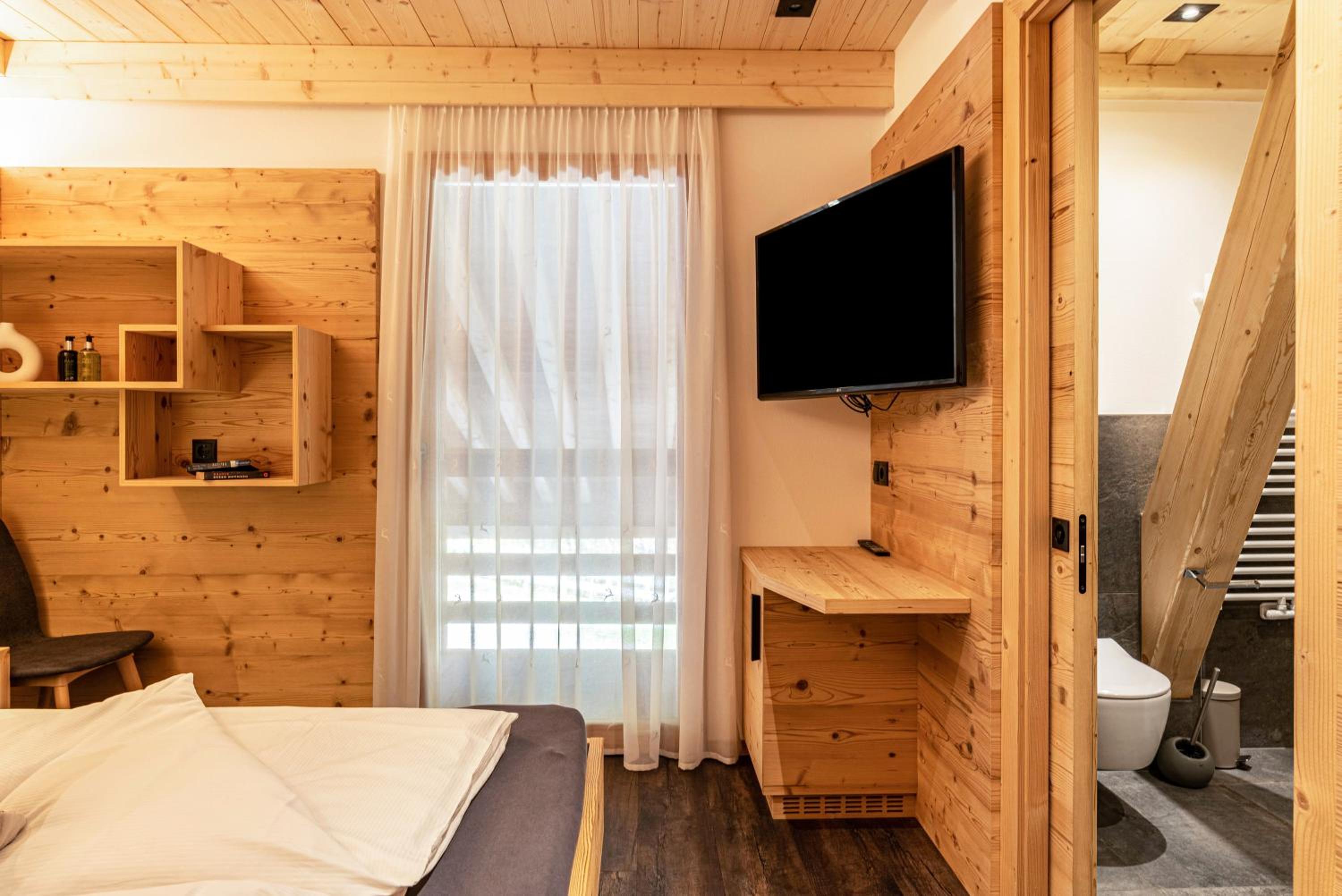 Two-Bedroom Deluxe Apartment with Balcony photo 2