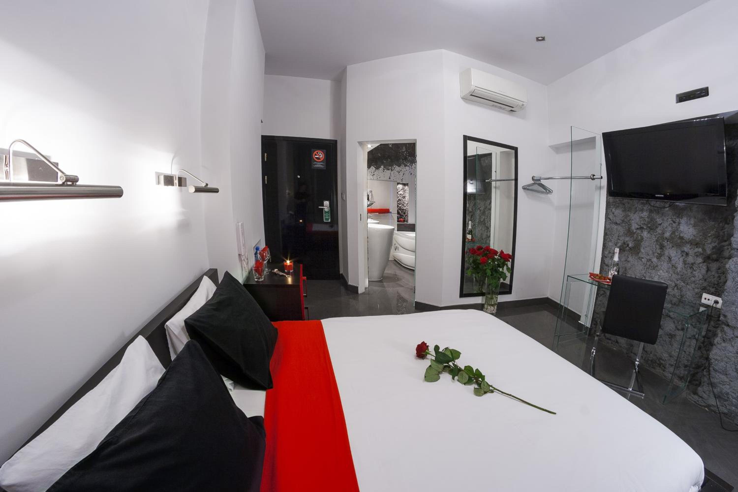 Luxury King Room with 2-person Hot Tub - Photo 34