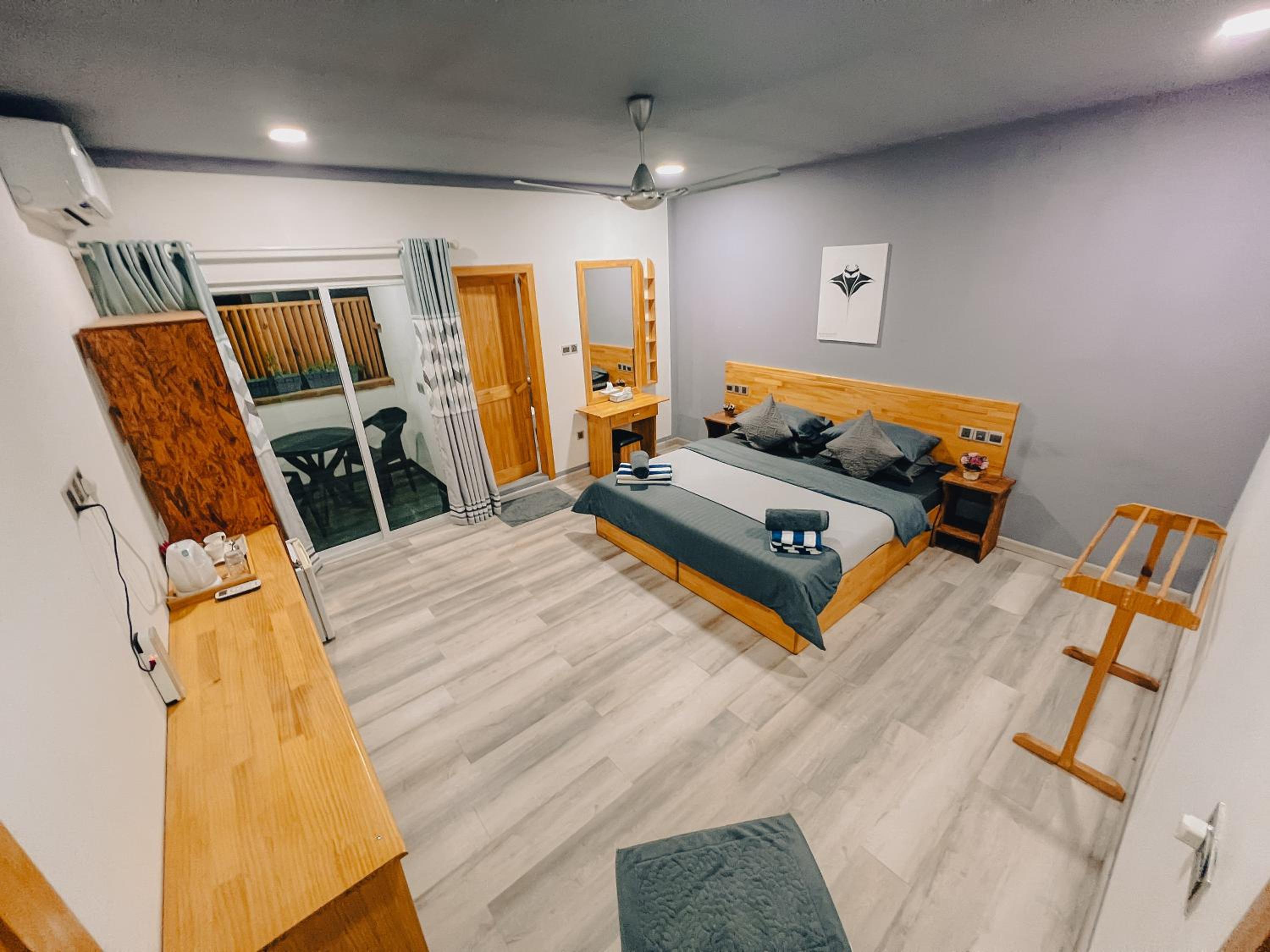 Deluxe Double Room with Balcony (10% off on Manta Snorkeling & One Trip to Nearby Dessert Island) photo 2