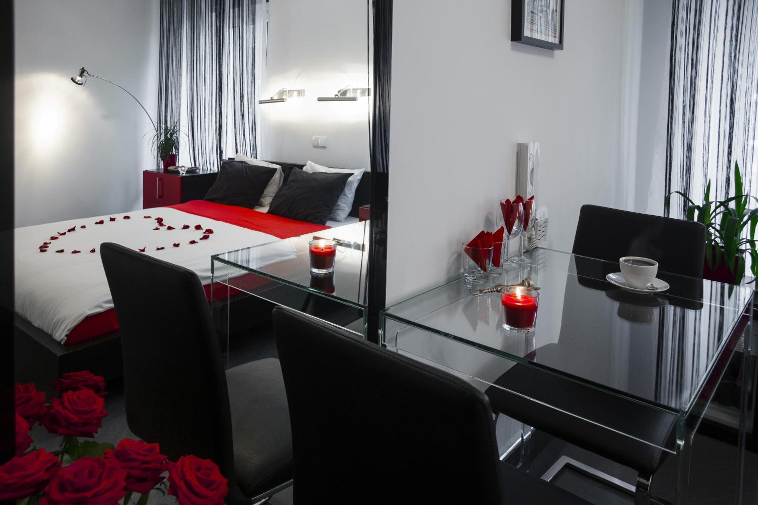 Luxury King Room with 2-person Hot Tub - Photo 33