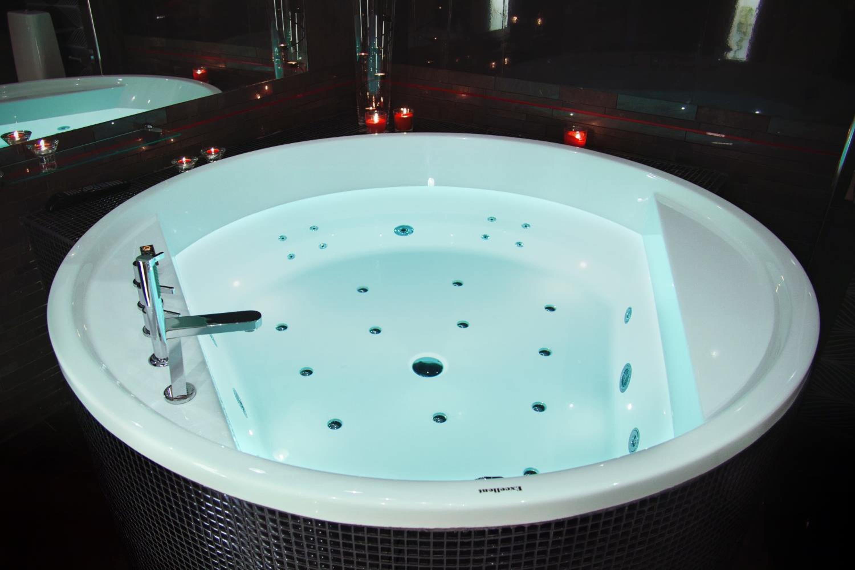 Luxury King Room with 2-person Hot Tub - Photo 20