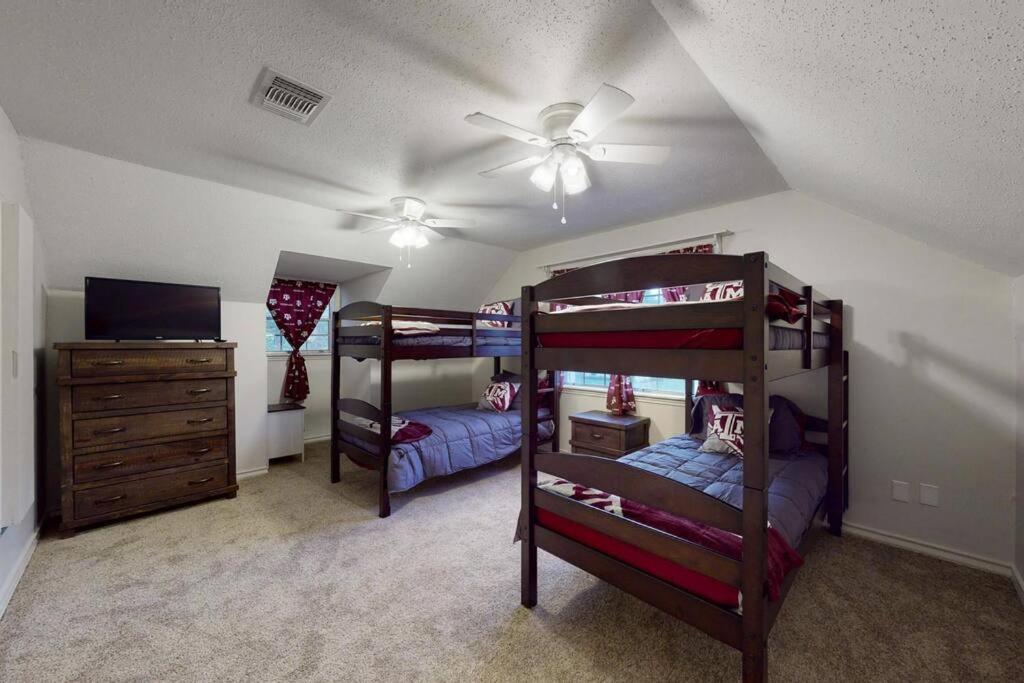 Four-Bedroom House photo 2