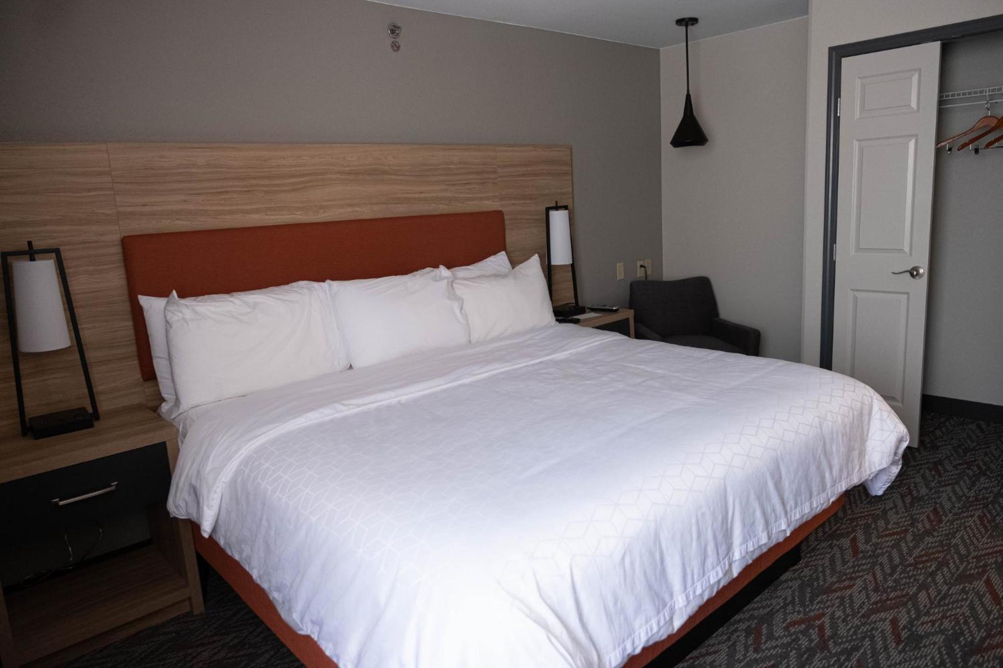One-Bedroom Suite with King Bed Mobility Access Tub - Non-Smoking - Photo 6