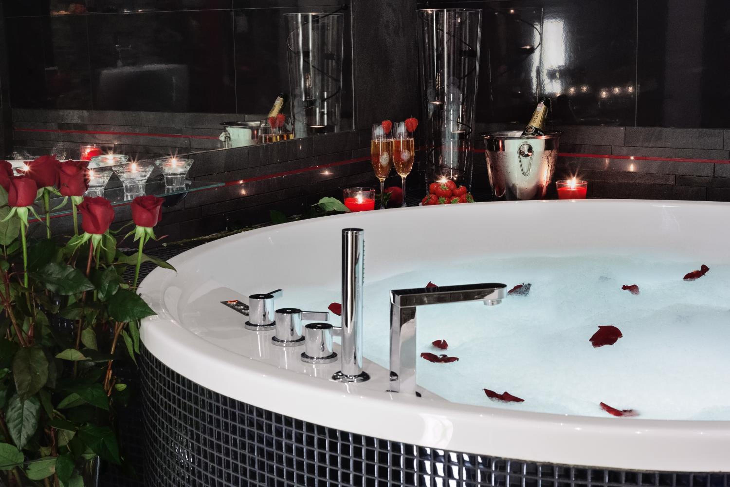 Luxury King Room with 2-person Hot Tub - Photo 4
