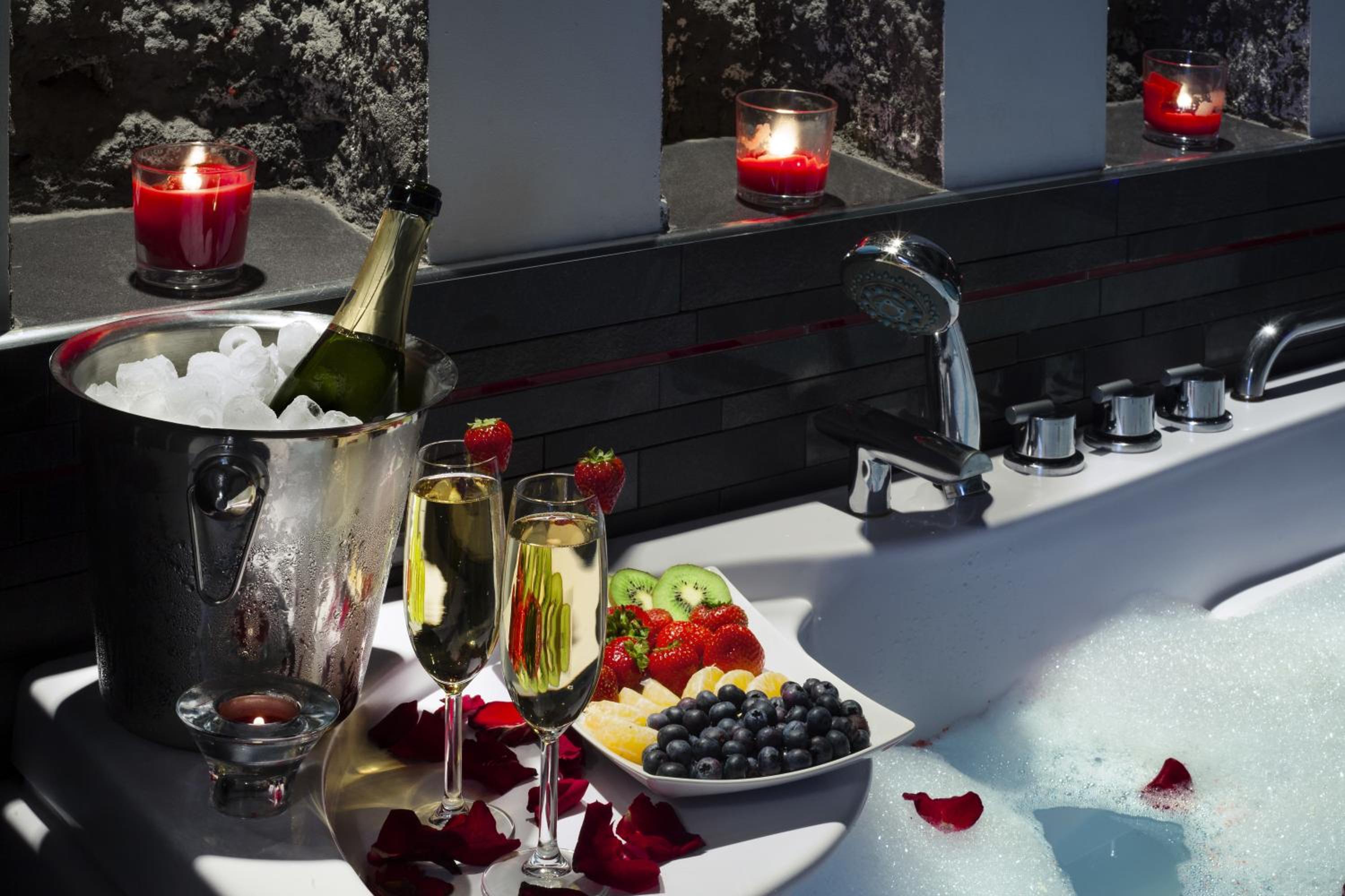 Luxury King Room with 2-person Hot Tub - Photo 25
