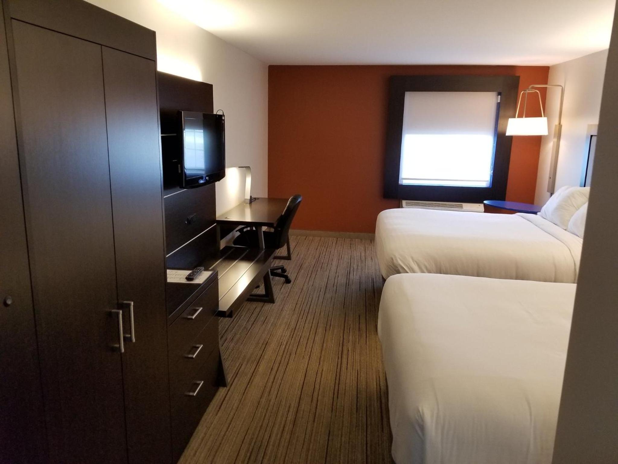 Standard Room with Two Queen Beds - Photo 4