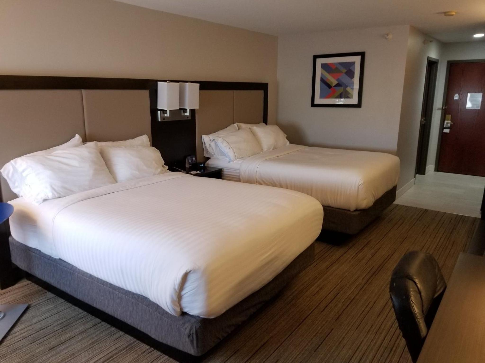 Standard Room with Two Queen Beds - Photo 3