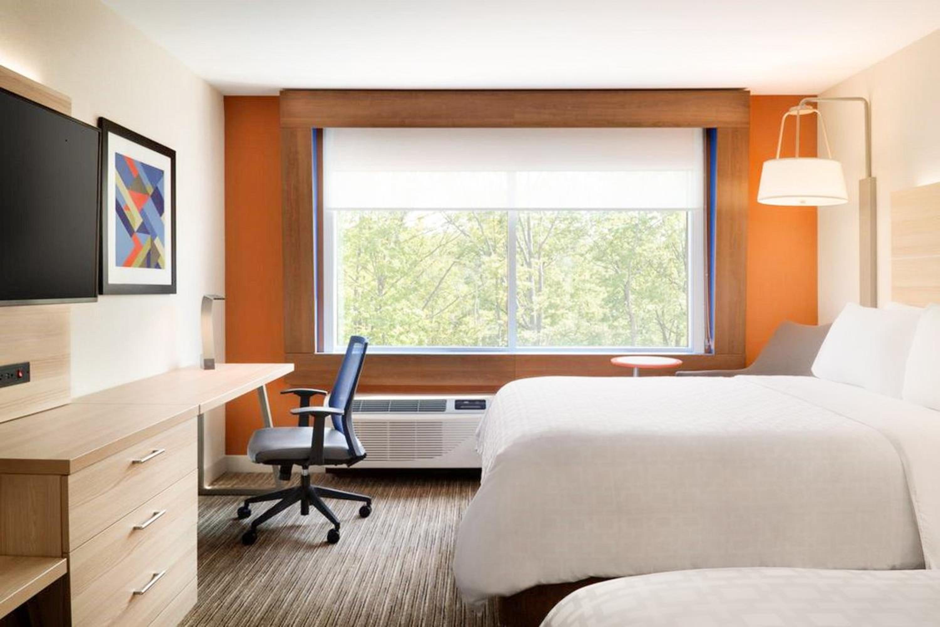 Standard Room with Two Queen Beds - Photo 3