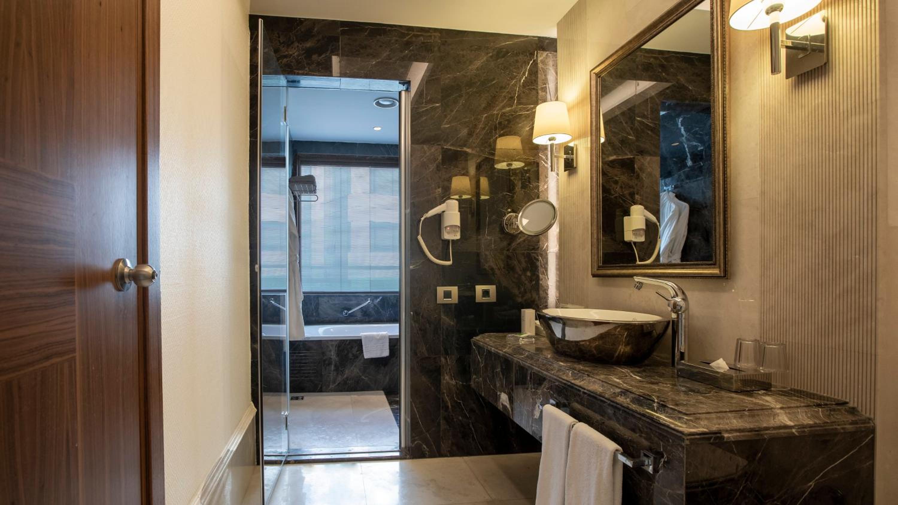 King Suite with Jetted Tub - Smoking photo 3