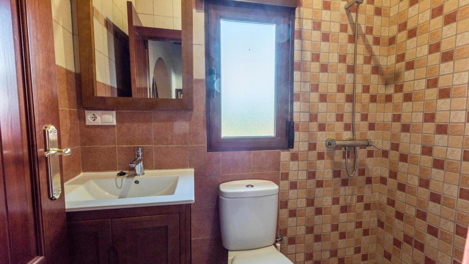 Five-Bedroom House photo 3