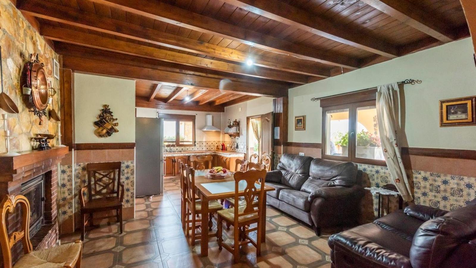 Five-Bedroom House photo 2