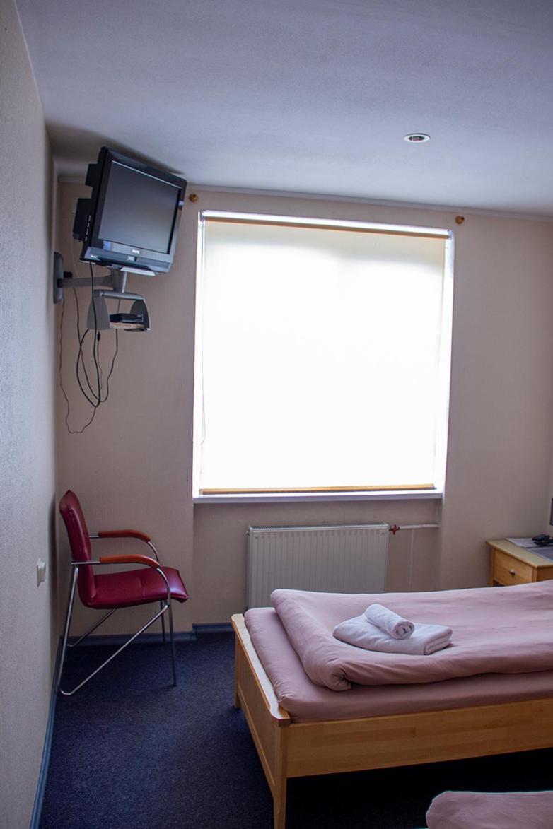 Twin Room with Private Bathroom - Photo 7