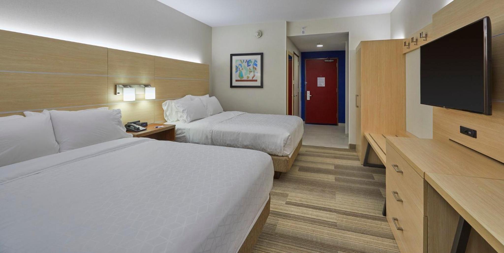 Standard Room with Two Queen Beds - Photo 6