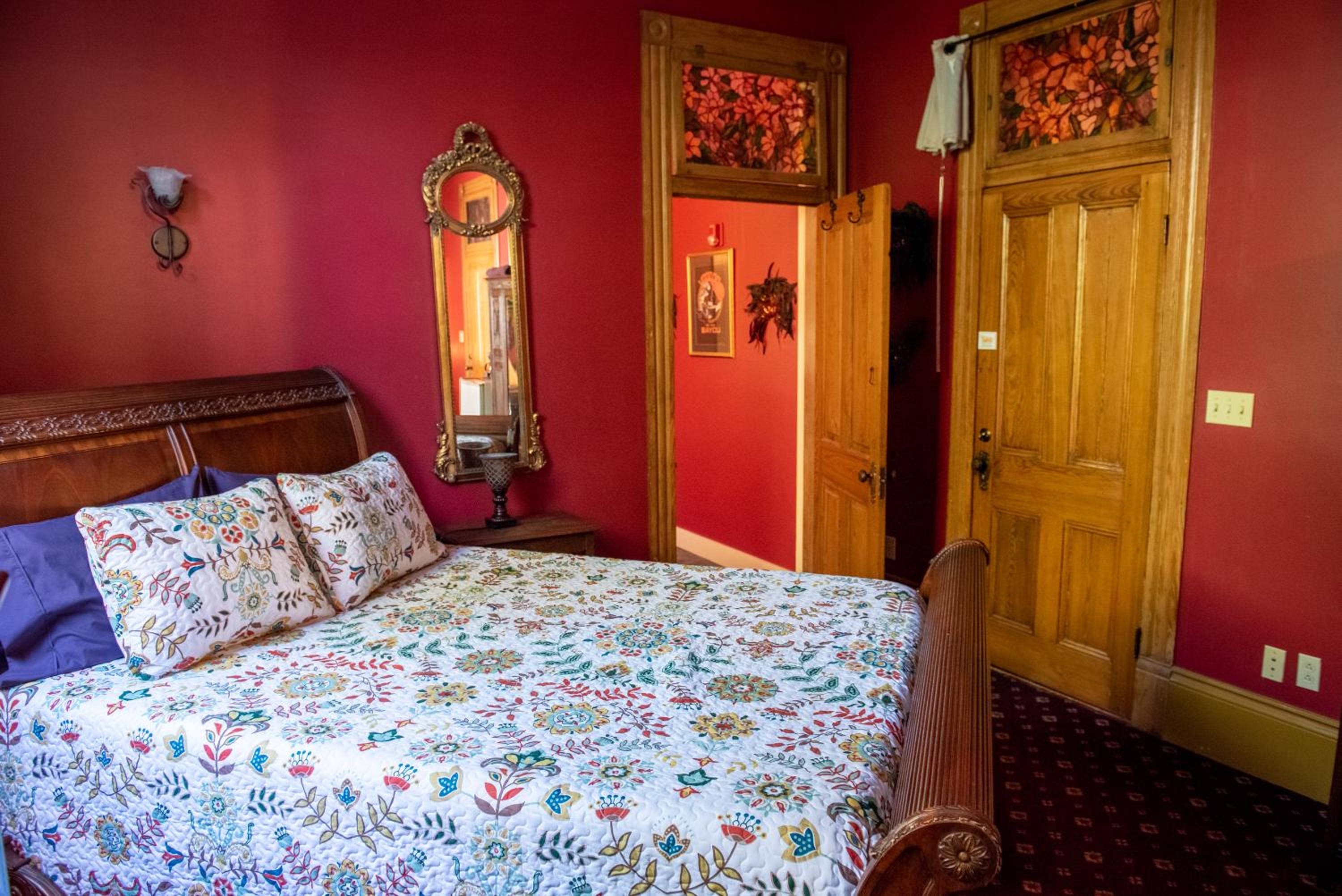 Queen Suite - Photo 3