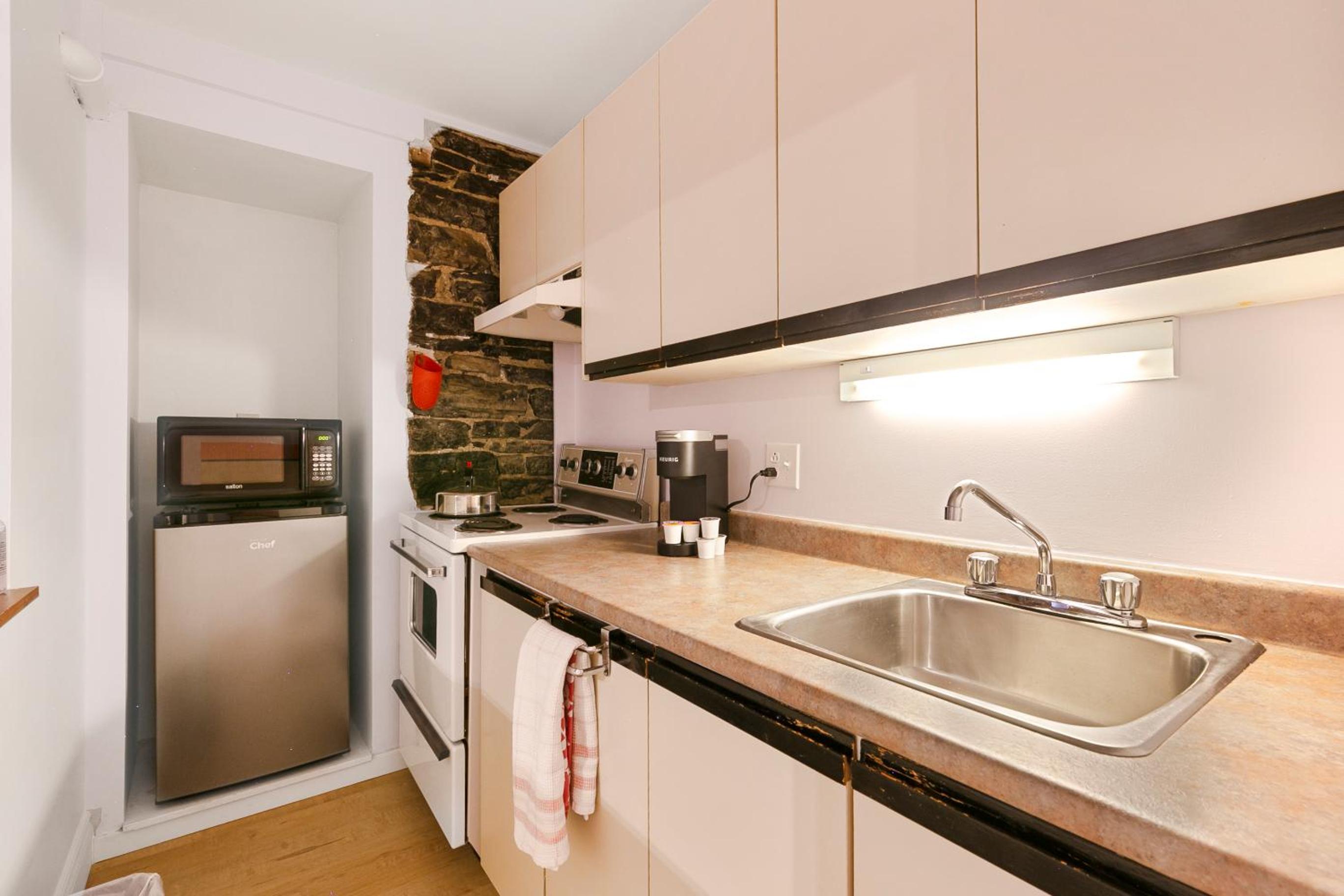 Studio with Kitchen - Photo 3