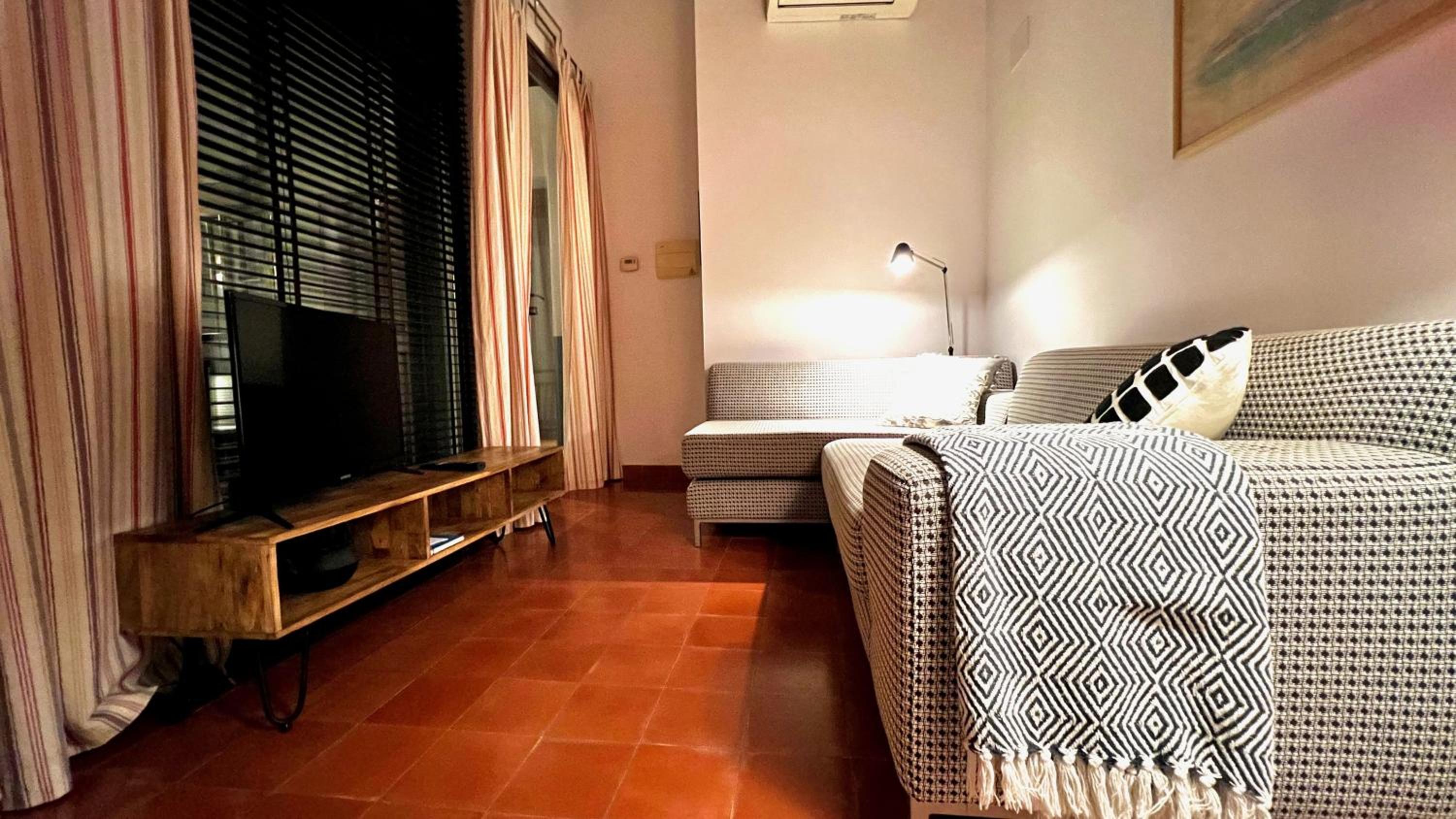 Estudio con vista al jardín