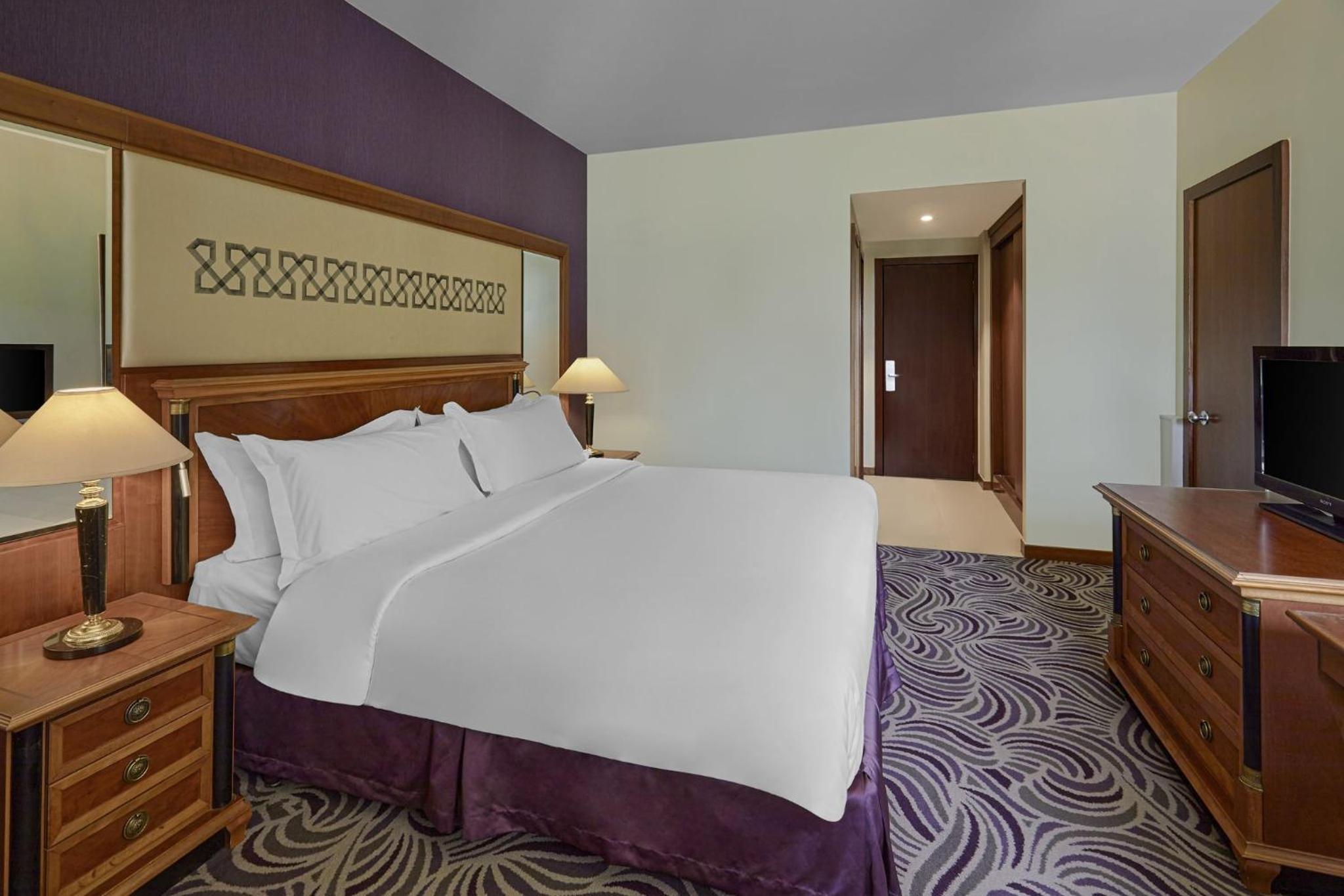 Standard King Room thumbnail 5
