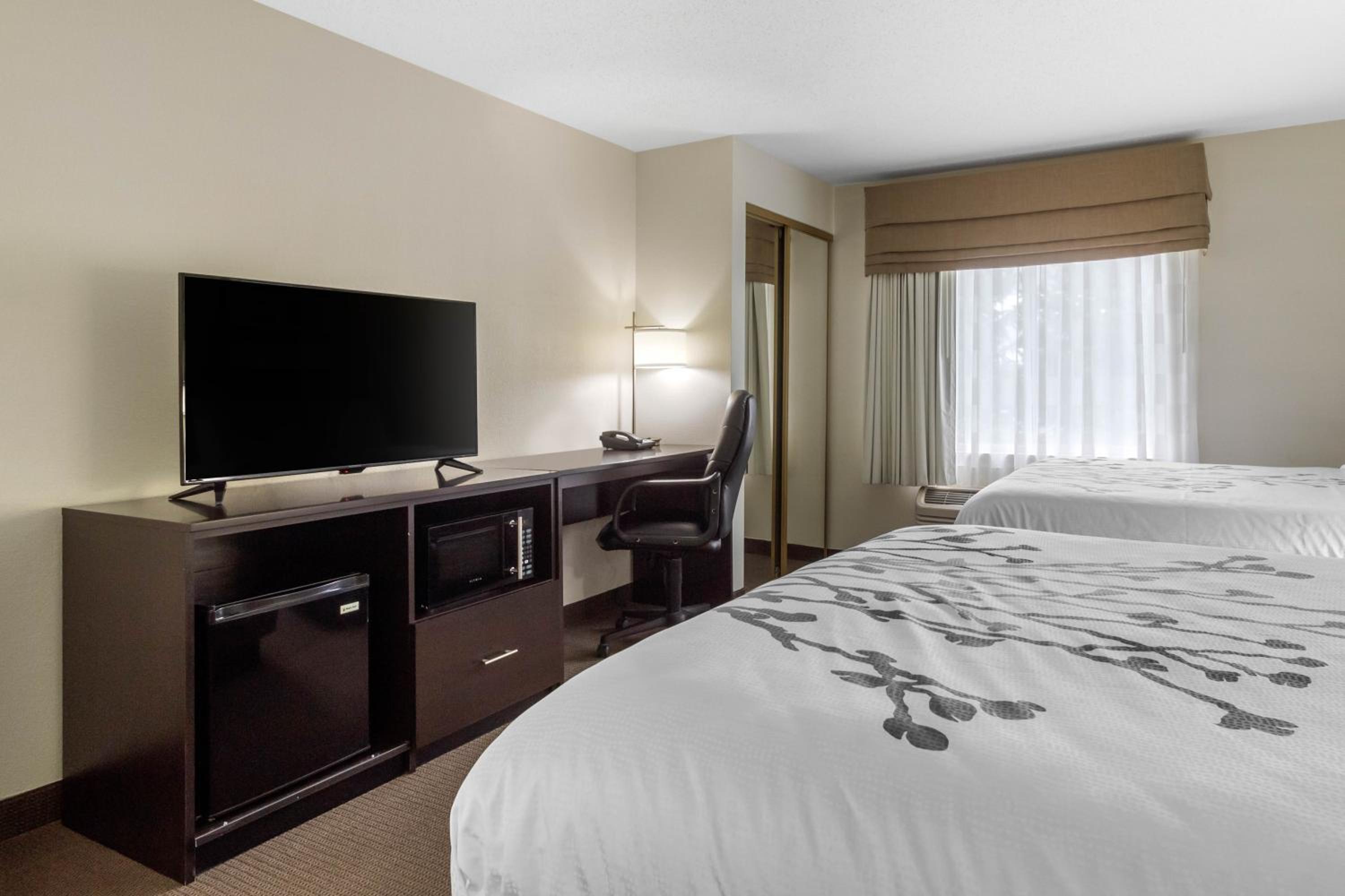 Queen Suite with Two Queen Beds - Non-Smoking - Photo 2