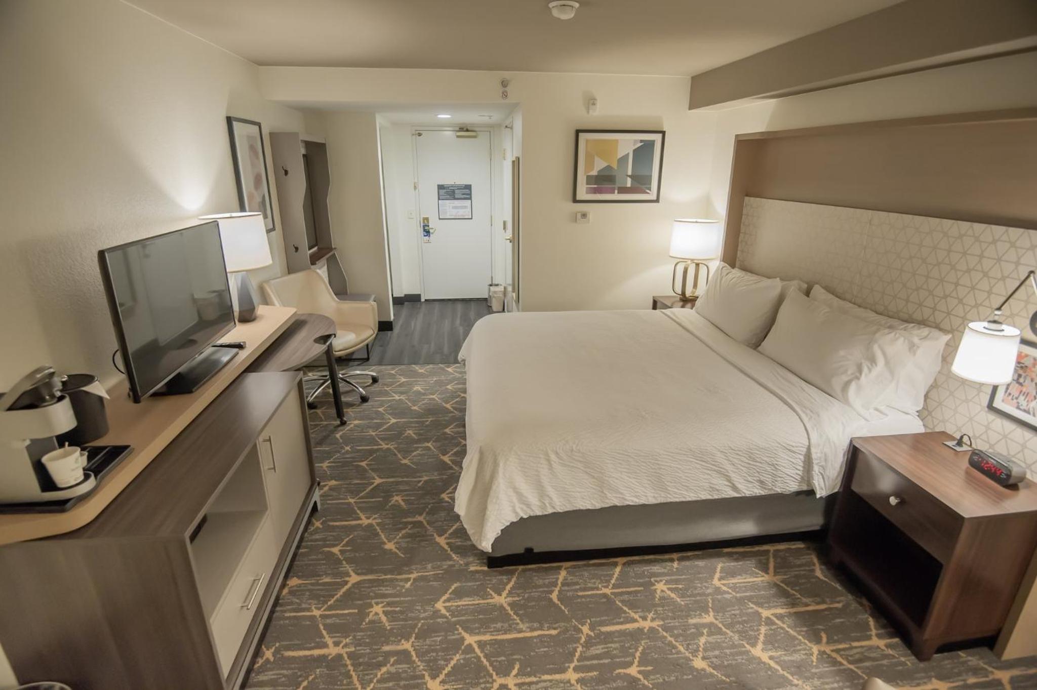 Standard King Room - Photo 5