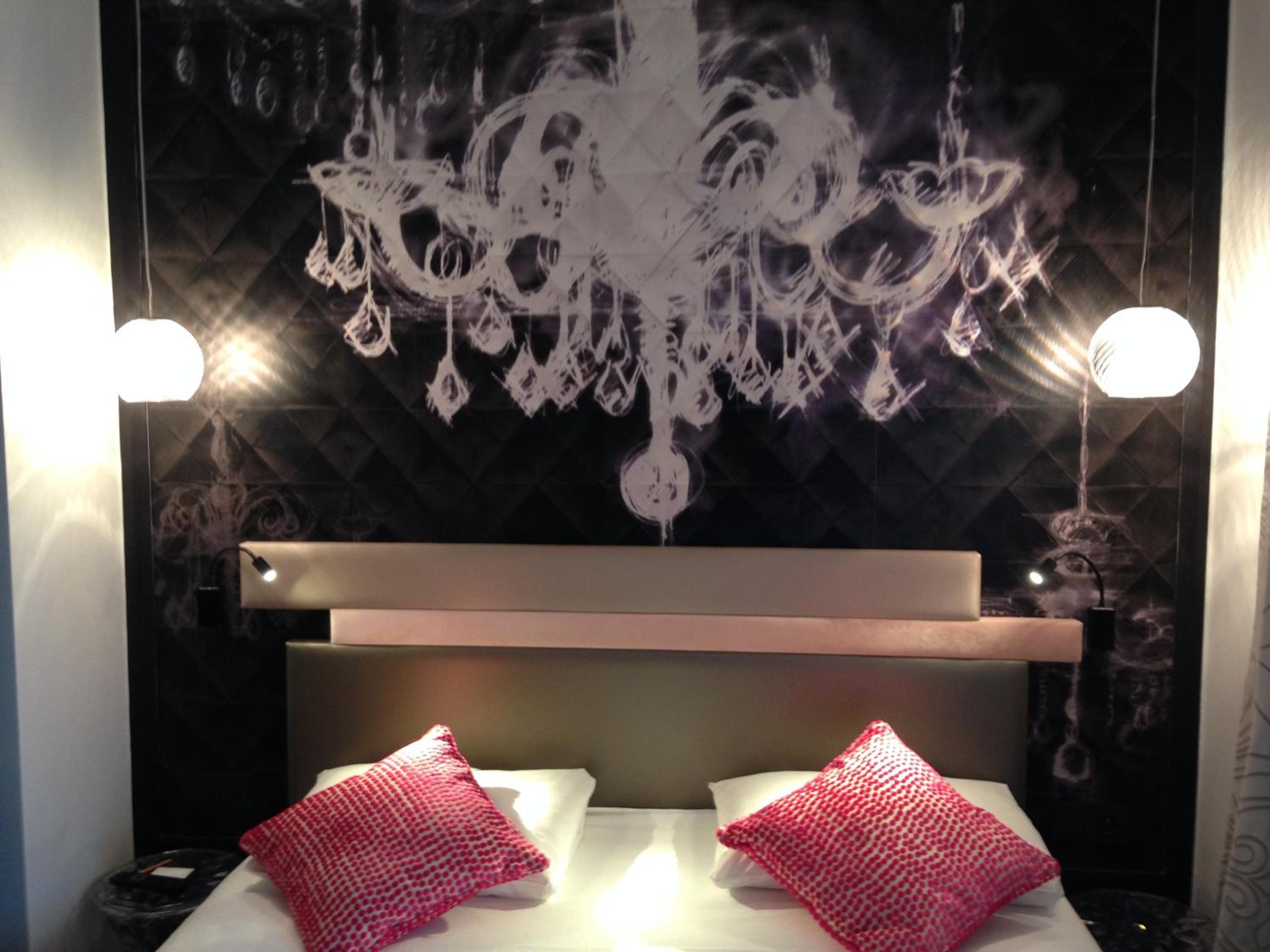 Hotel Yllen Eiffel bedroom photo