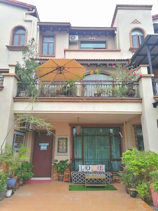 Three-Bedroom Villa photo 1